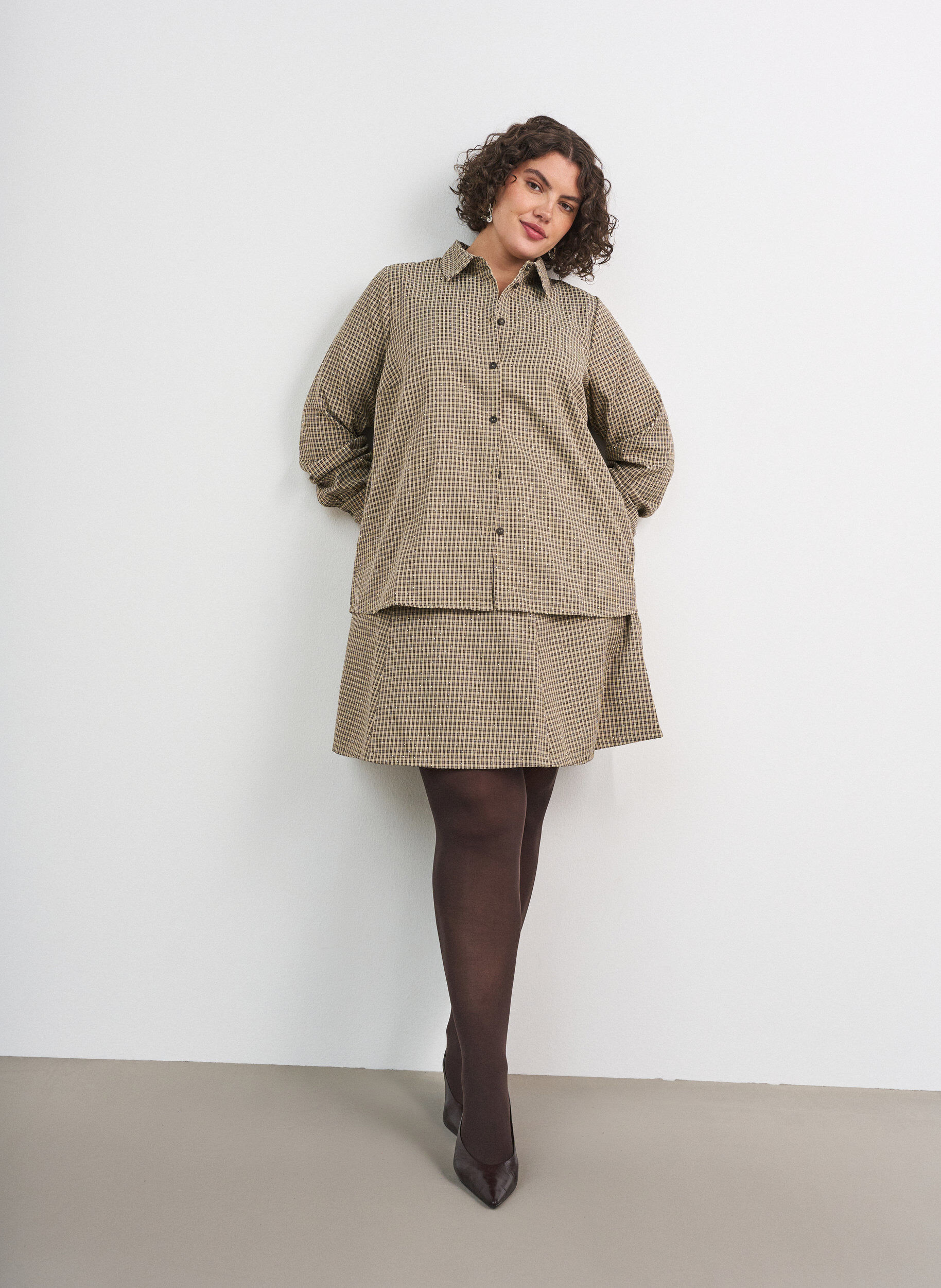 ZizziSkjorte med sm&aring;ternet m&oslash;nster og rhinsten, Brun, Model image number 1