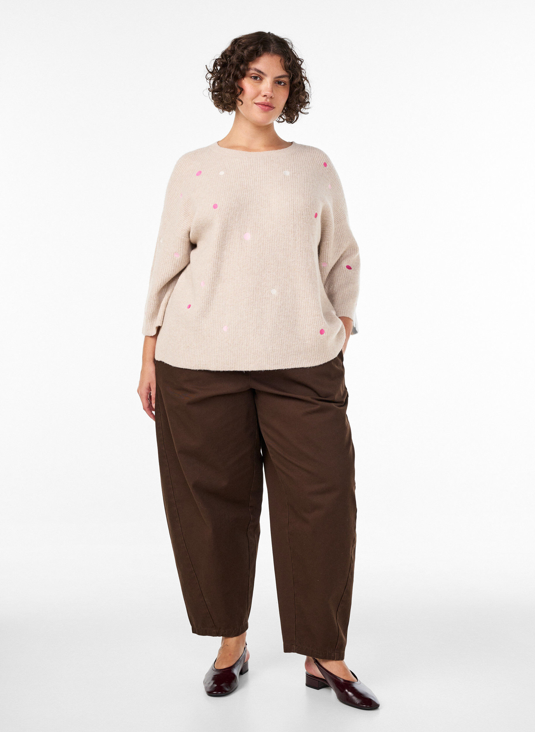 ZizziStrikbluse med sm&aring; broderede motiver, Beige, Model image number 1