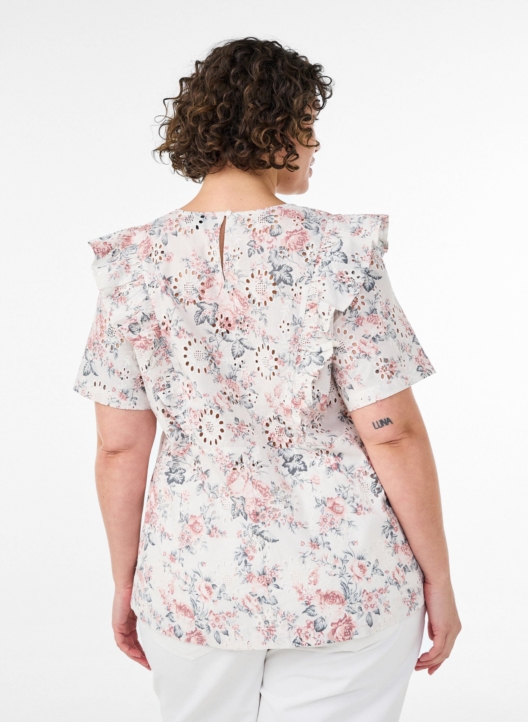 ZizziBluse i bomuld med broderie anglaise og fl&aelig;ser, Lyser&oslash;d, Model image number 2