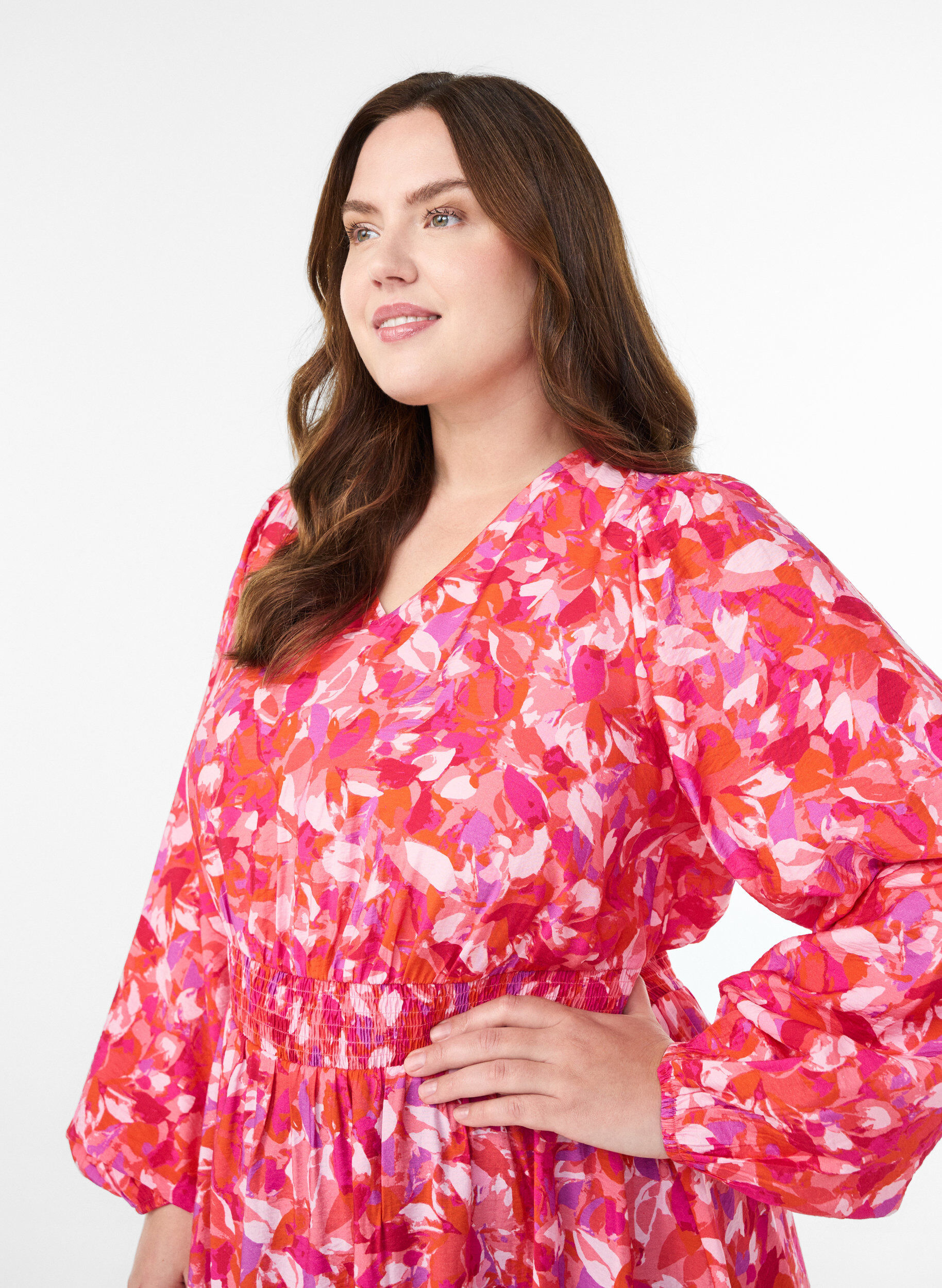 Zizzi Midikjole med farverigt bladm&oslash;nster, Lyser&oslash;d, Model image number 3