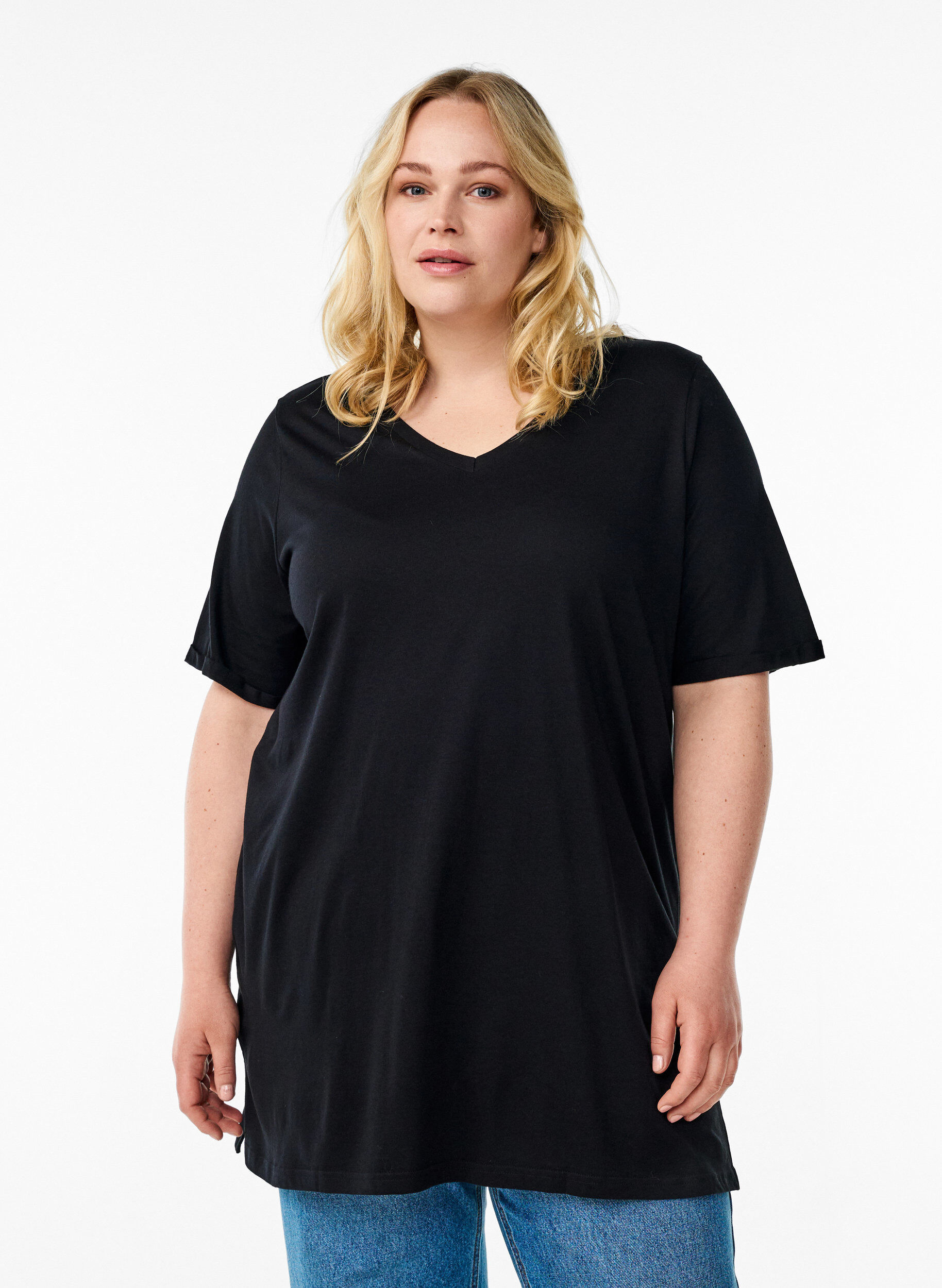 Zizzi Ensfarvet oversize t-shirt med v-hals, Sort, Model image number 0