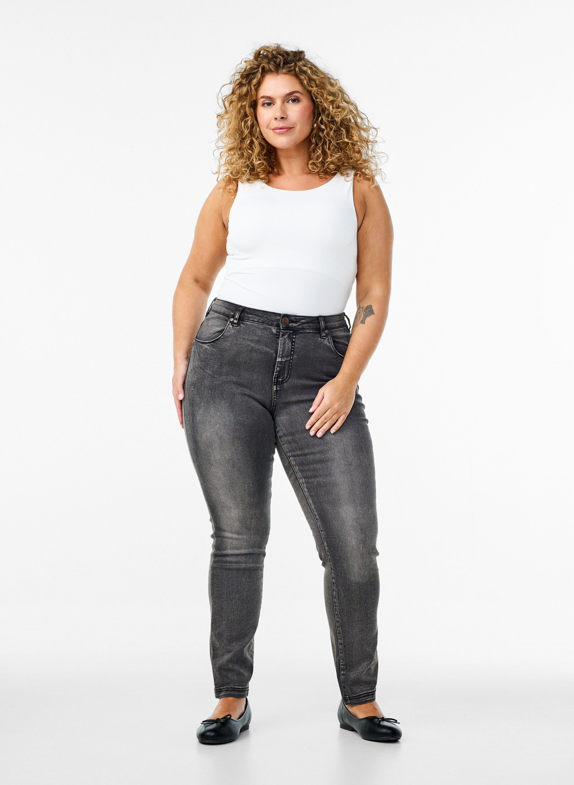 Slim fit Emily jeans med normal talje, Gr&aring;, Model