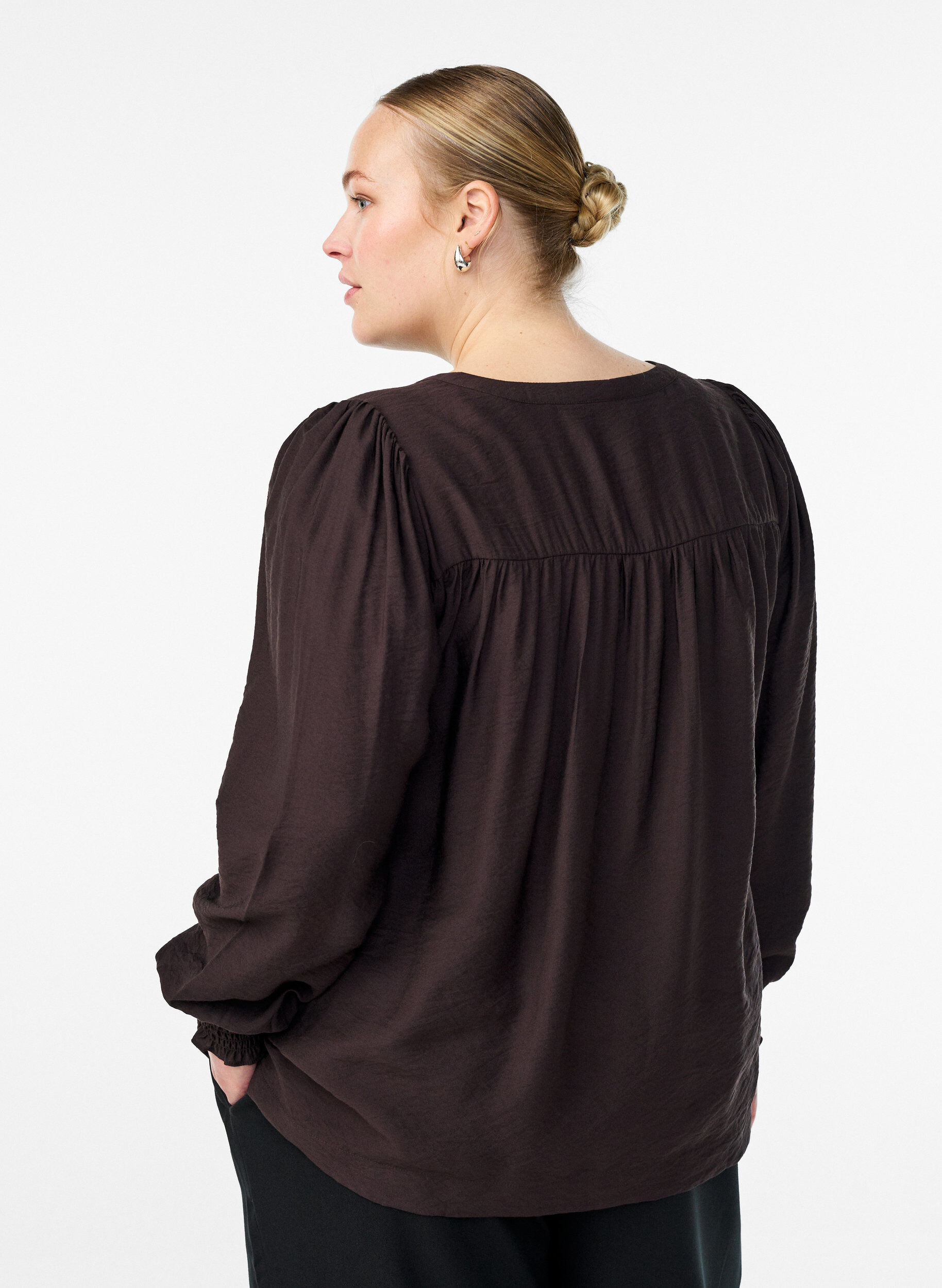 Zizzi Viskosebluse med smock og rynkedetaljer, Brun, Model image number 2