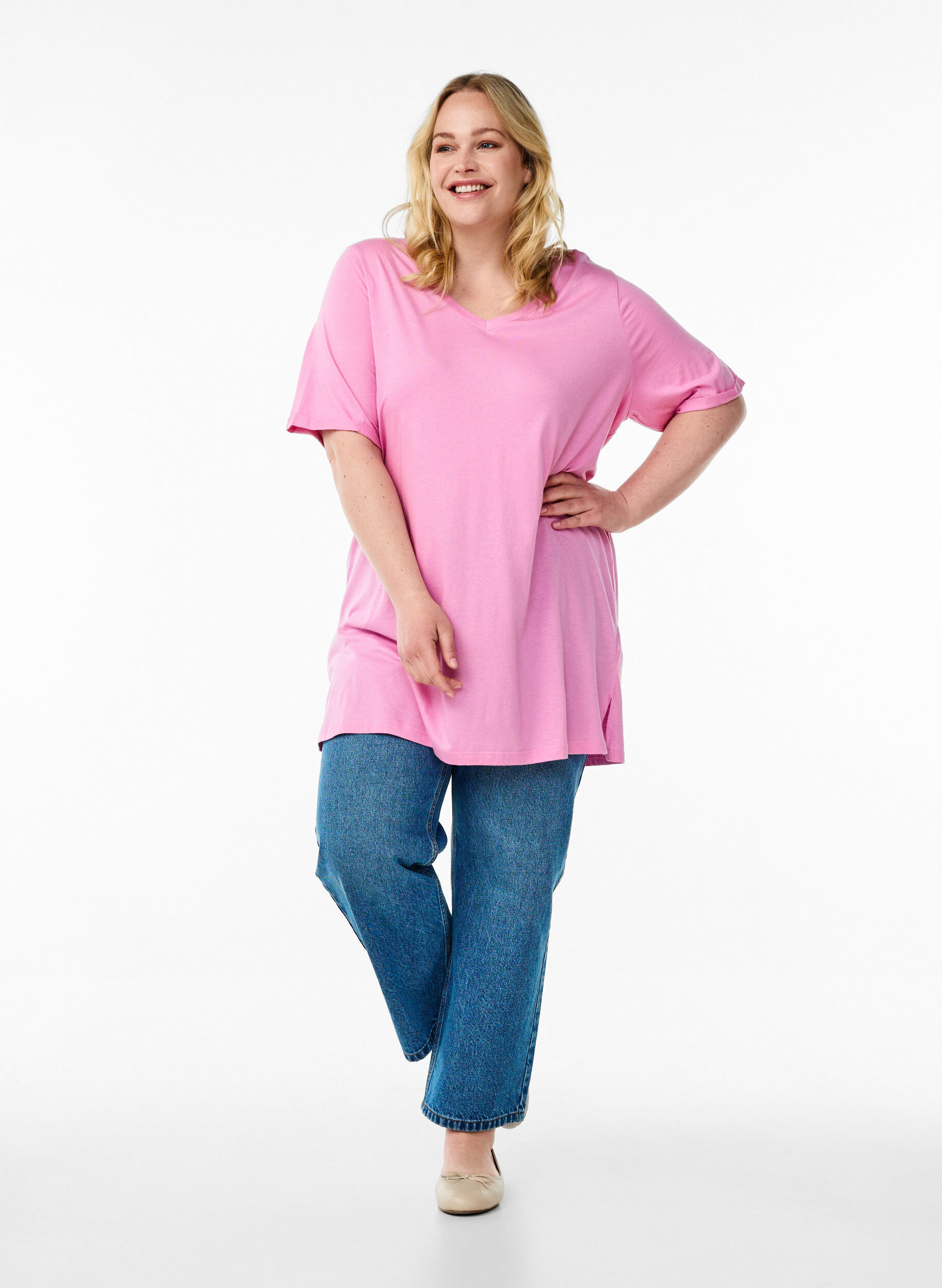Zizzi Ensfarvet oversize t-shirt med v-hals, Lyser&oslash;d, Model image number 1