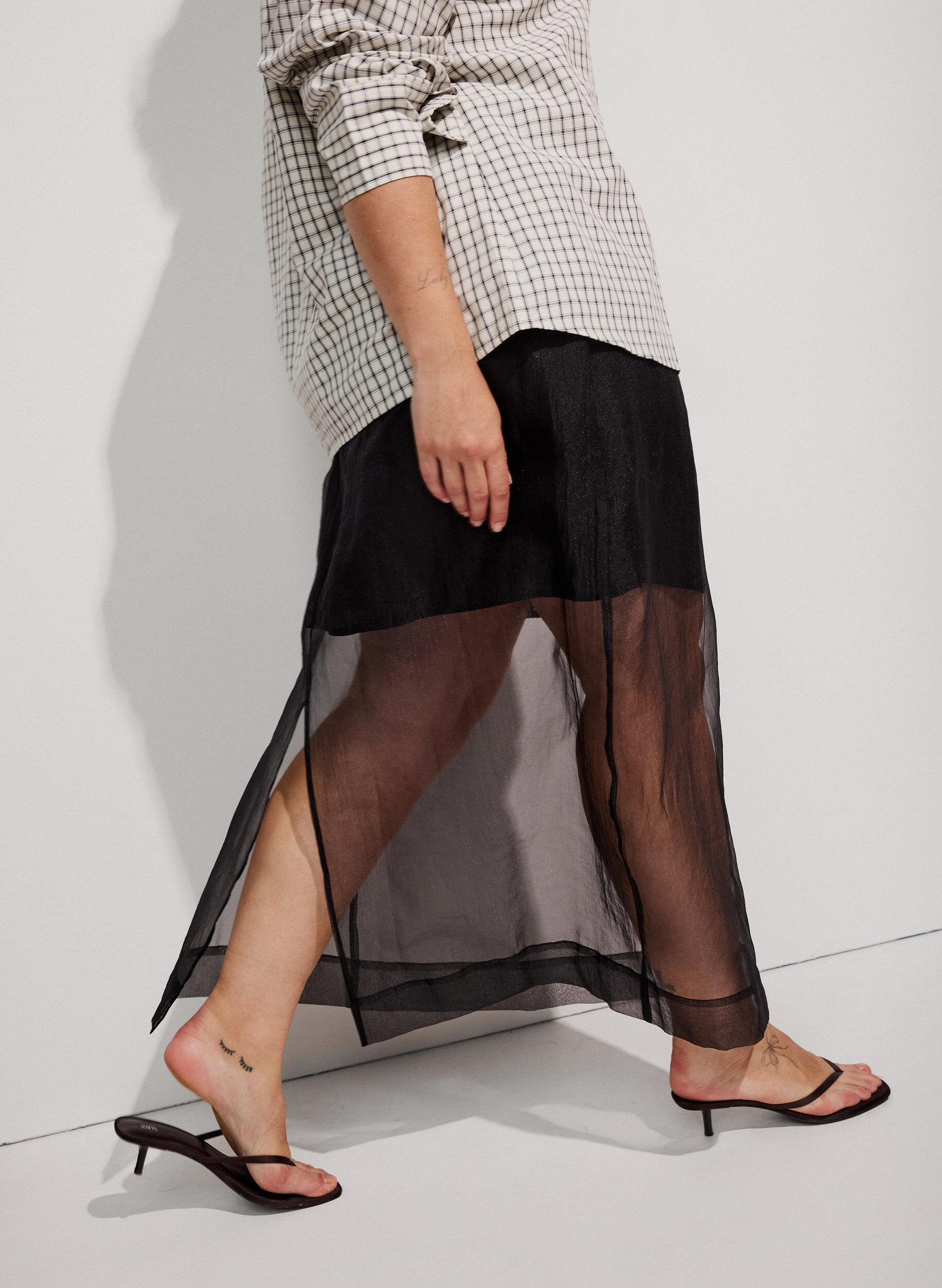 Lang nederdel i organza-look, Sort, Model