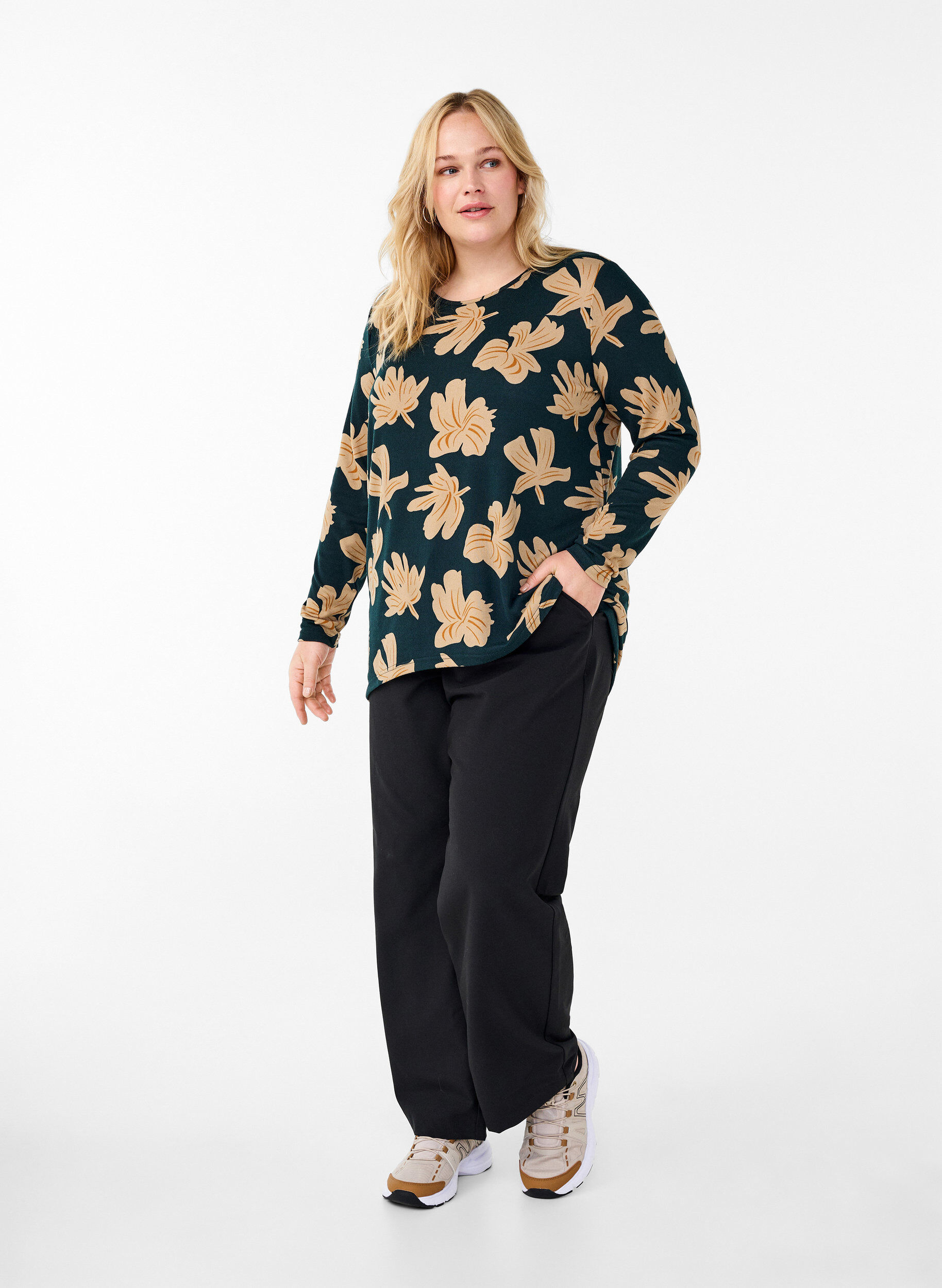 Zizzi Blomstret bluse med lange &aelig;rmer, Gr&oslash;n, Model image number 1