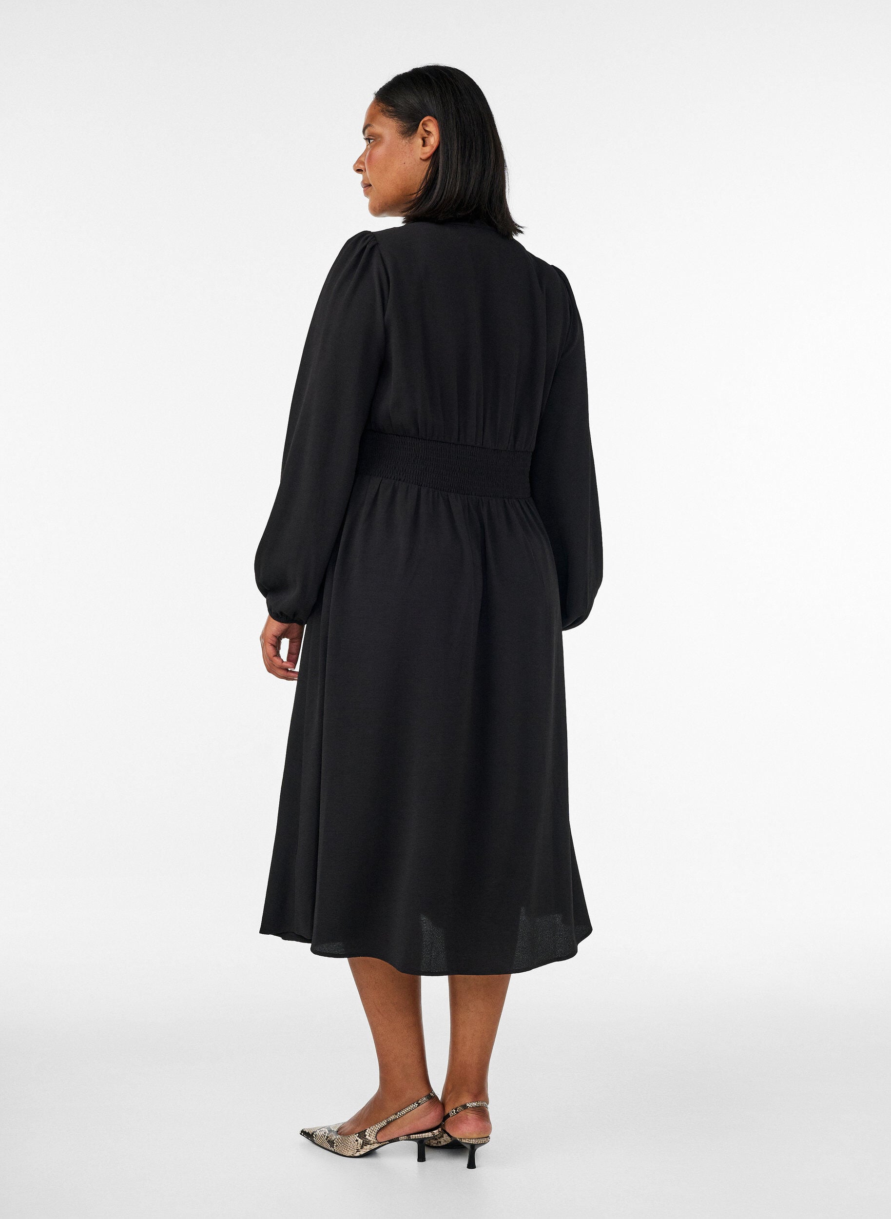 ZizziMidikjole med smock og dekorative knapper, Sort, Model image number 1