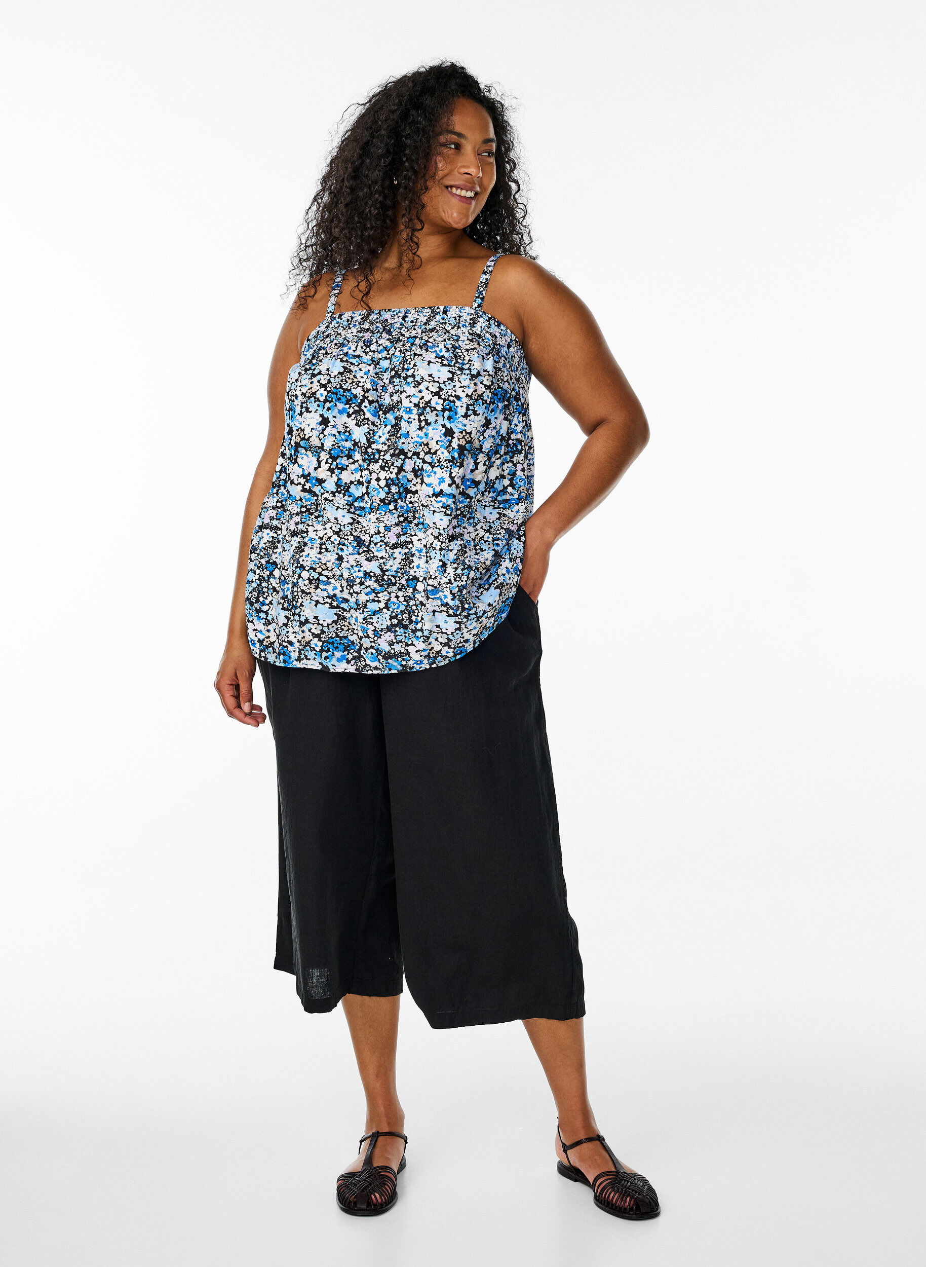 Zizzi Viskose top med smalle stropper, Sort, Model image number 1