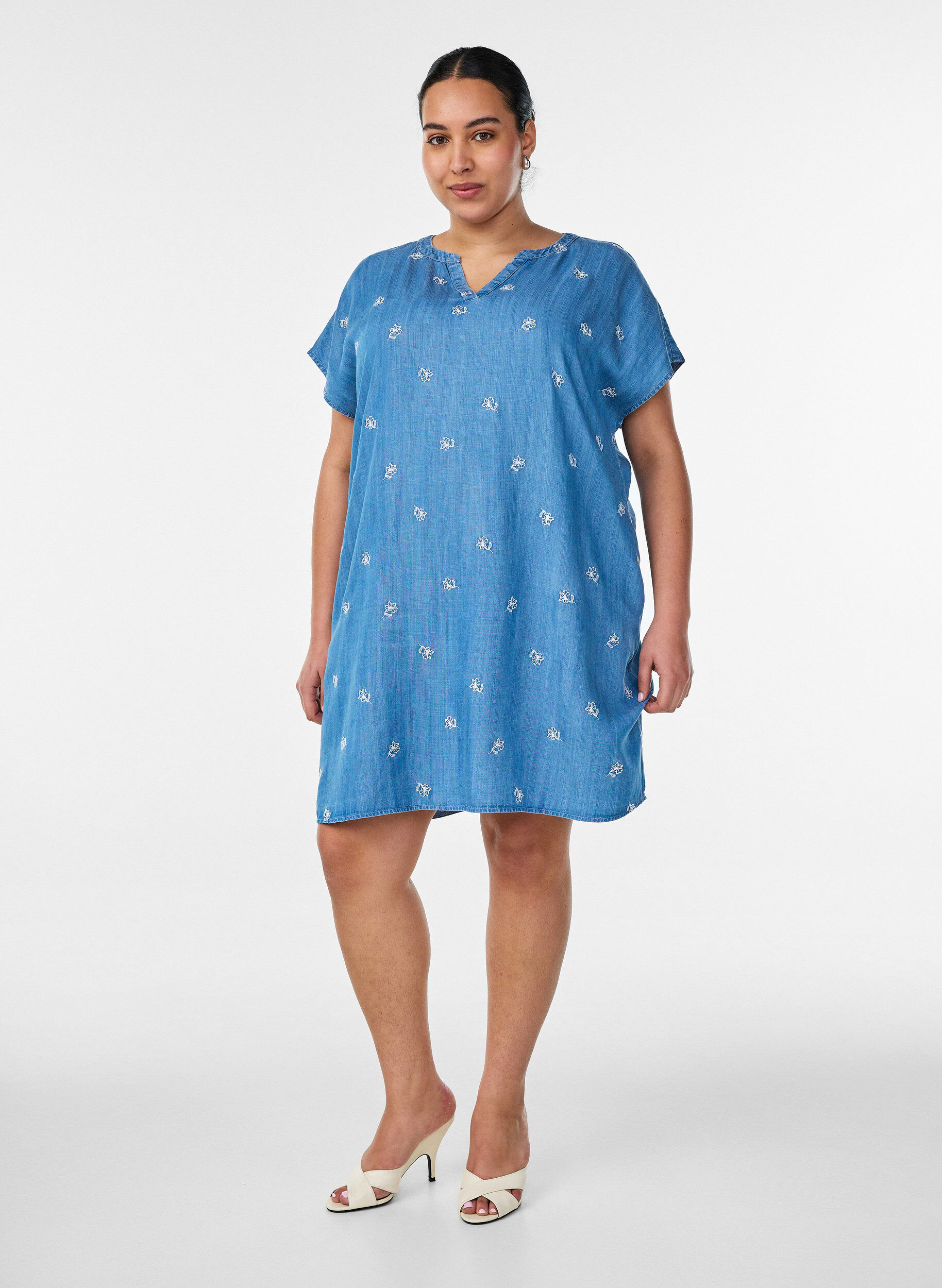 ZizziKjole i lyocell med denimlook og broderede blomster, Bl&aring;, Model image number 1