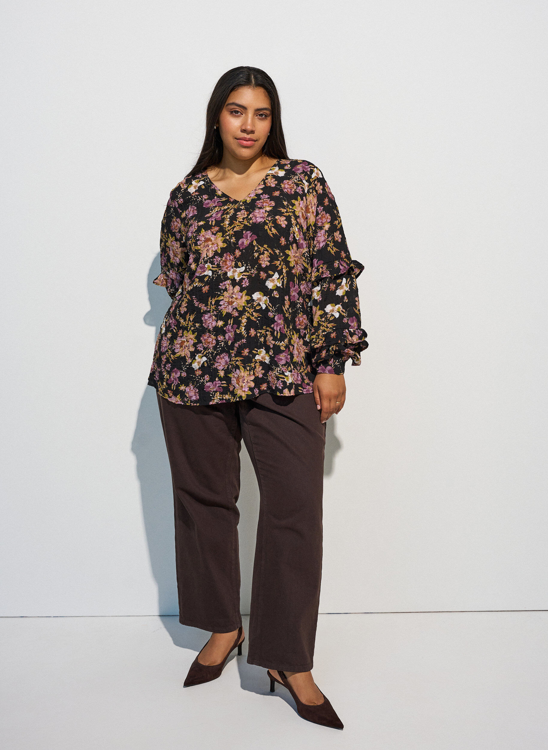 ZizziBluse med blomsterprint og fl&aelig;sedetaljer, Sort, Model image number 1