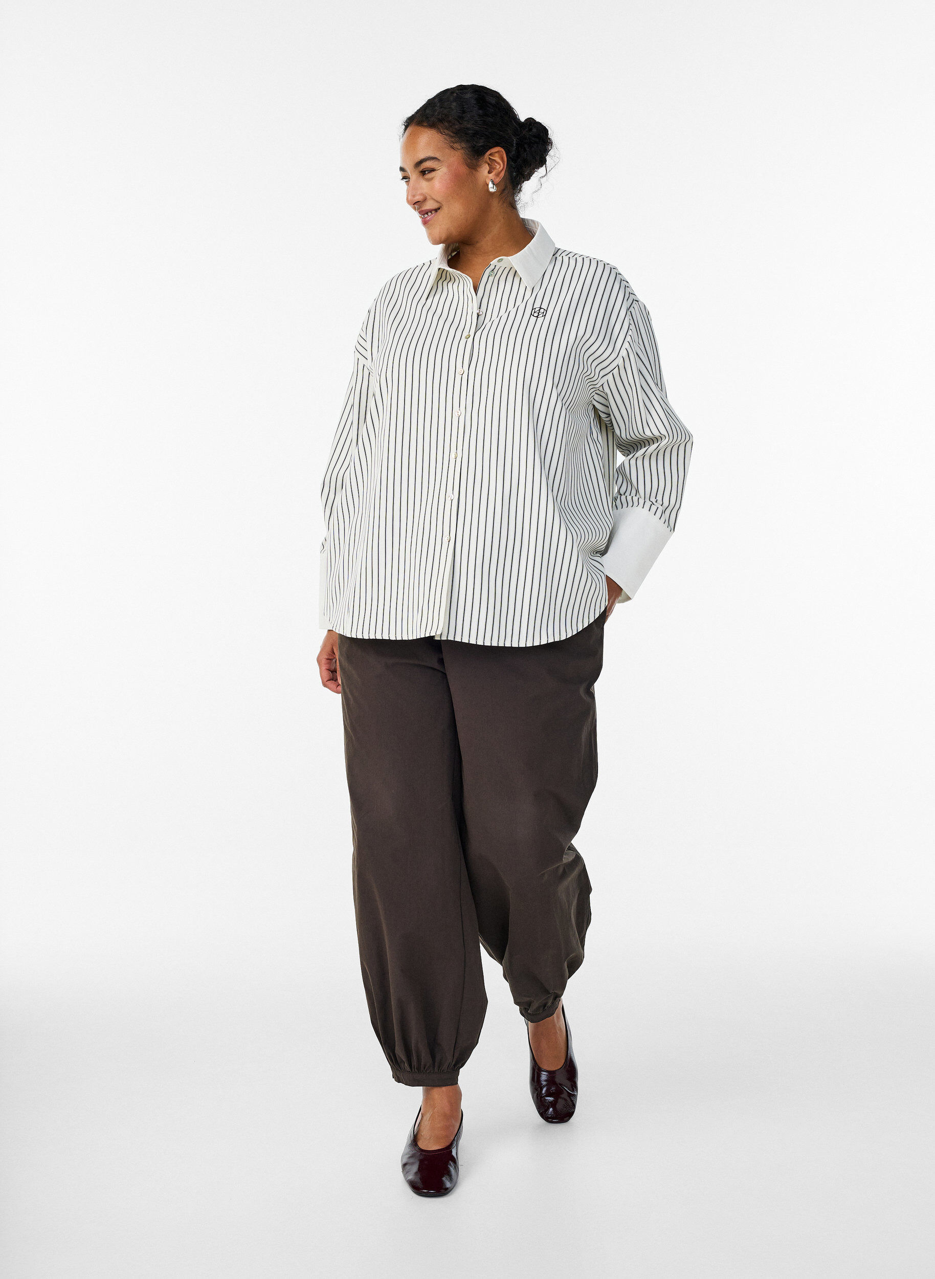 Zizzi L&oslash;s skjorte med striber og brede manchetter, Hvid, Model image number 1