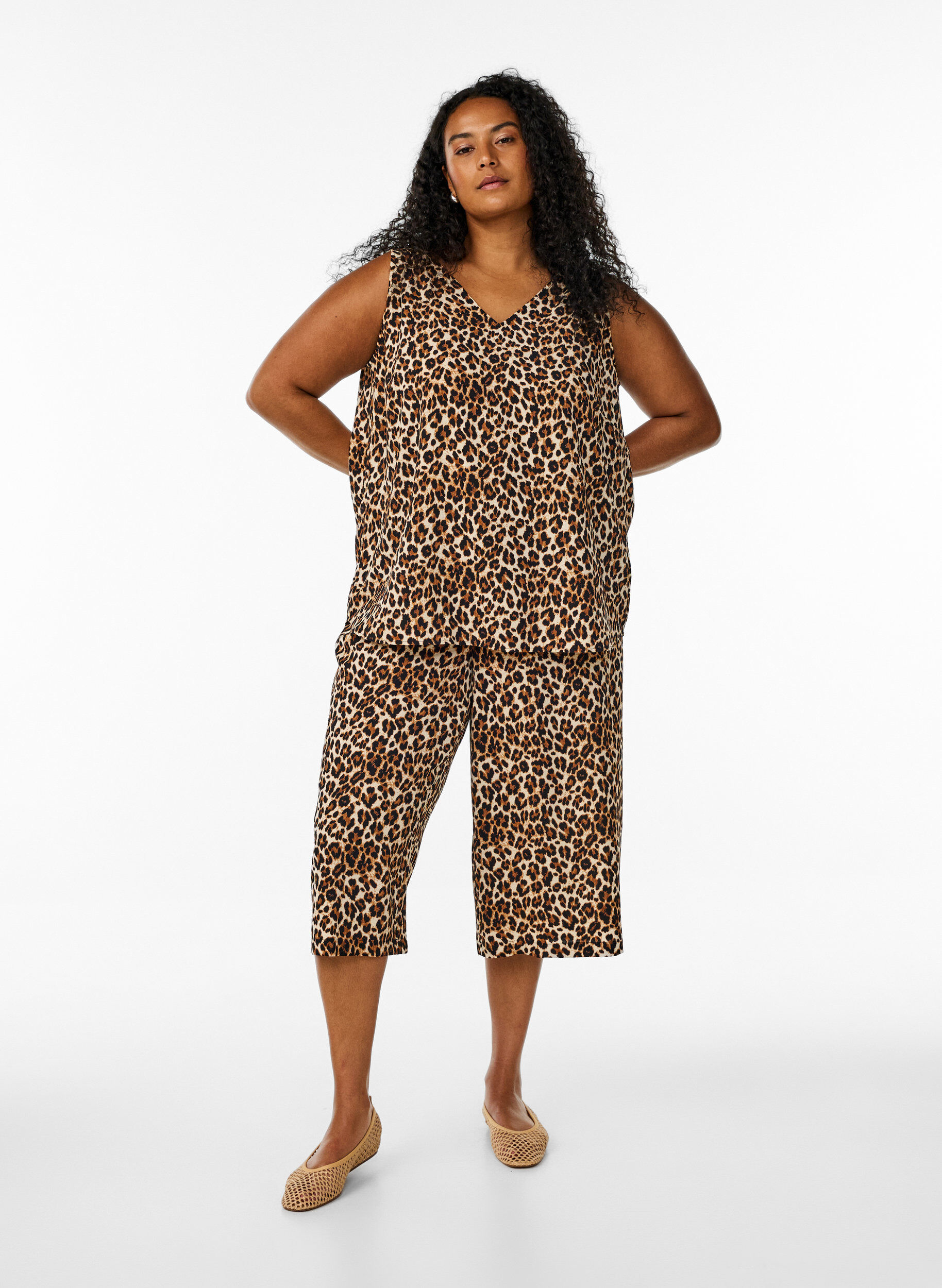 Zizzi Printet top med v-hals , Brun, Model image number 1