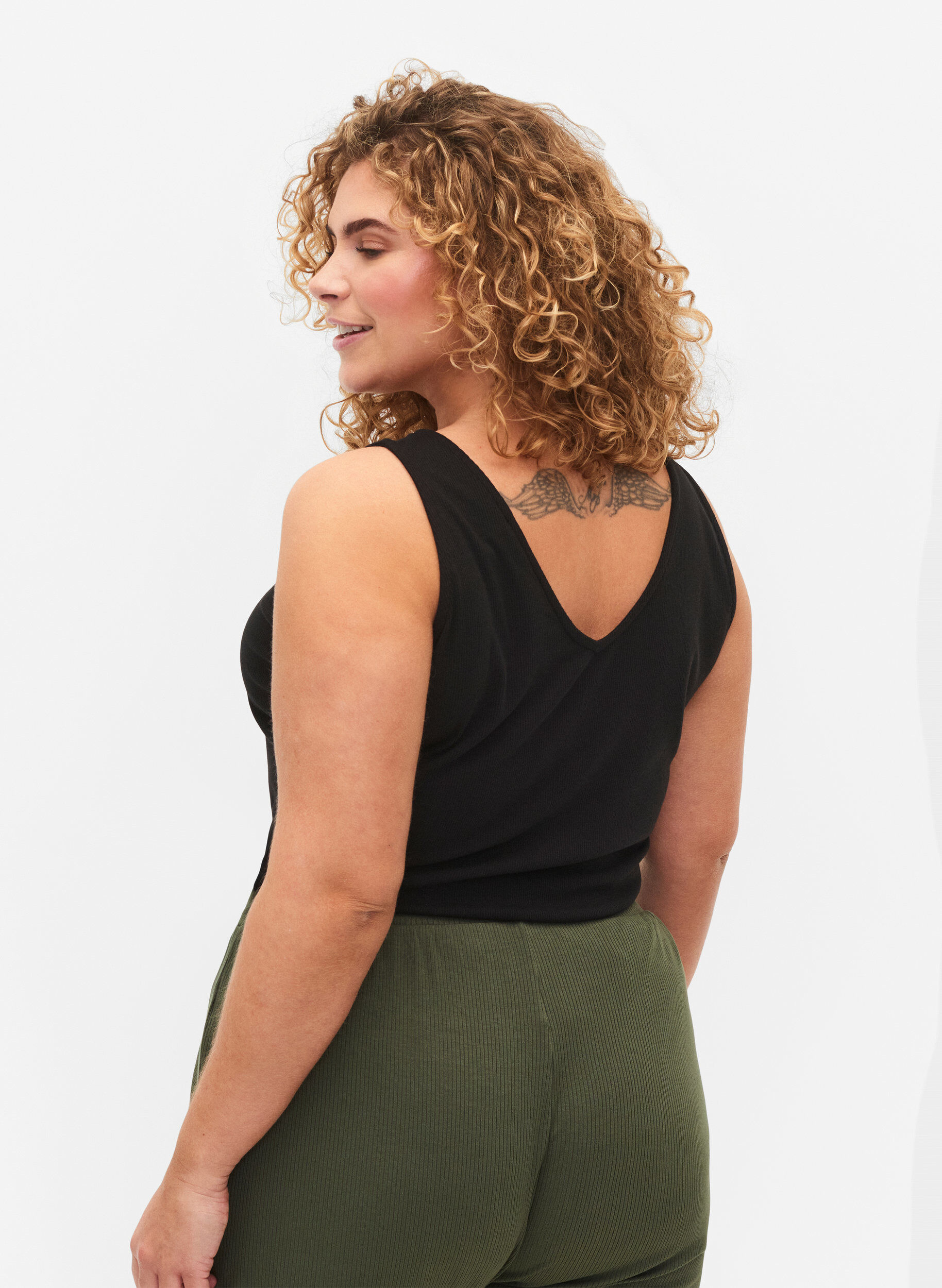 Zizzi Basis top i rib med v-udsk&aelig;ring, Black, Model image number 1