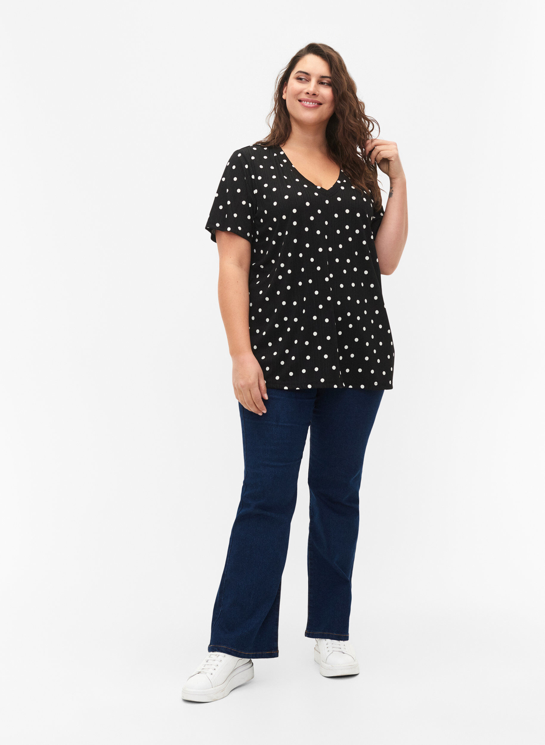 Zizzi FLASH - Printet t-shirt med v-hals, Black Dot, Model image number 2