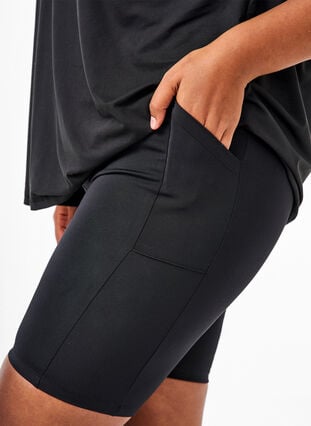 Tætsiddende shorts med høj talje og lommer, Black, Model image number 2