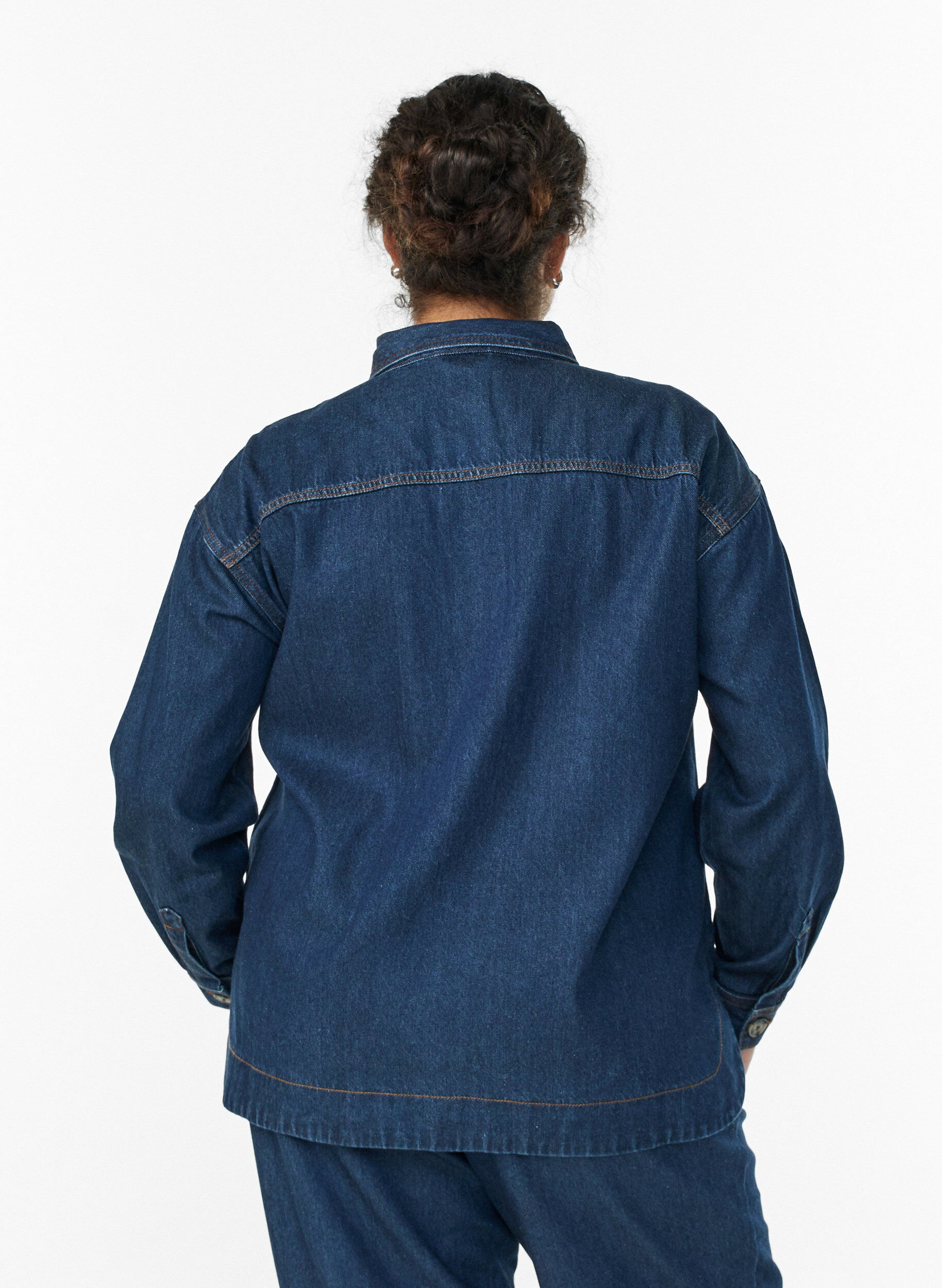Zizzi L&oslash;s denimskjorte med brystlommer, Bl&aring;, Model image number 2
