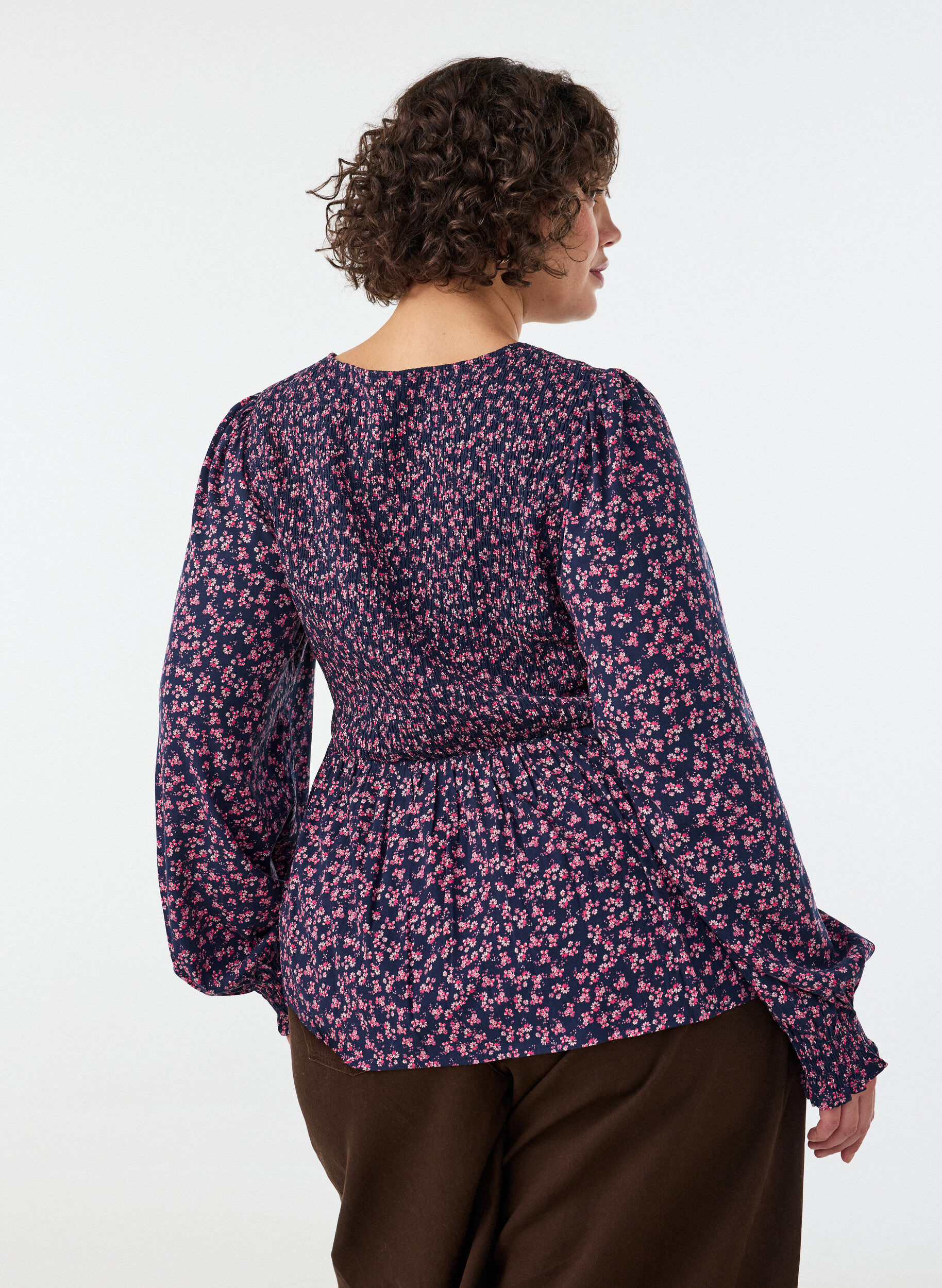 ZizziBluse med smockoverdel og blomsterprint, Bl&aring;, Model image number 1
