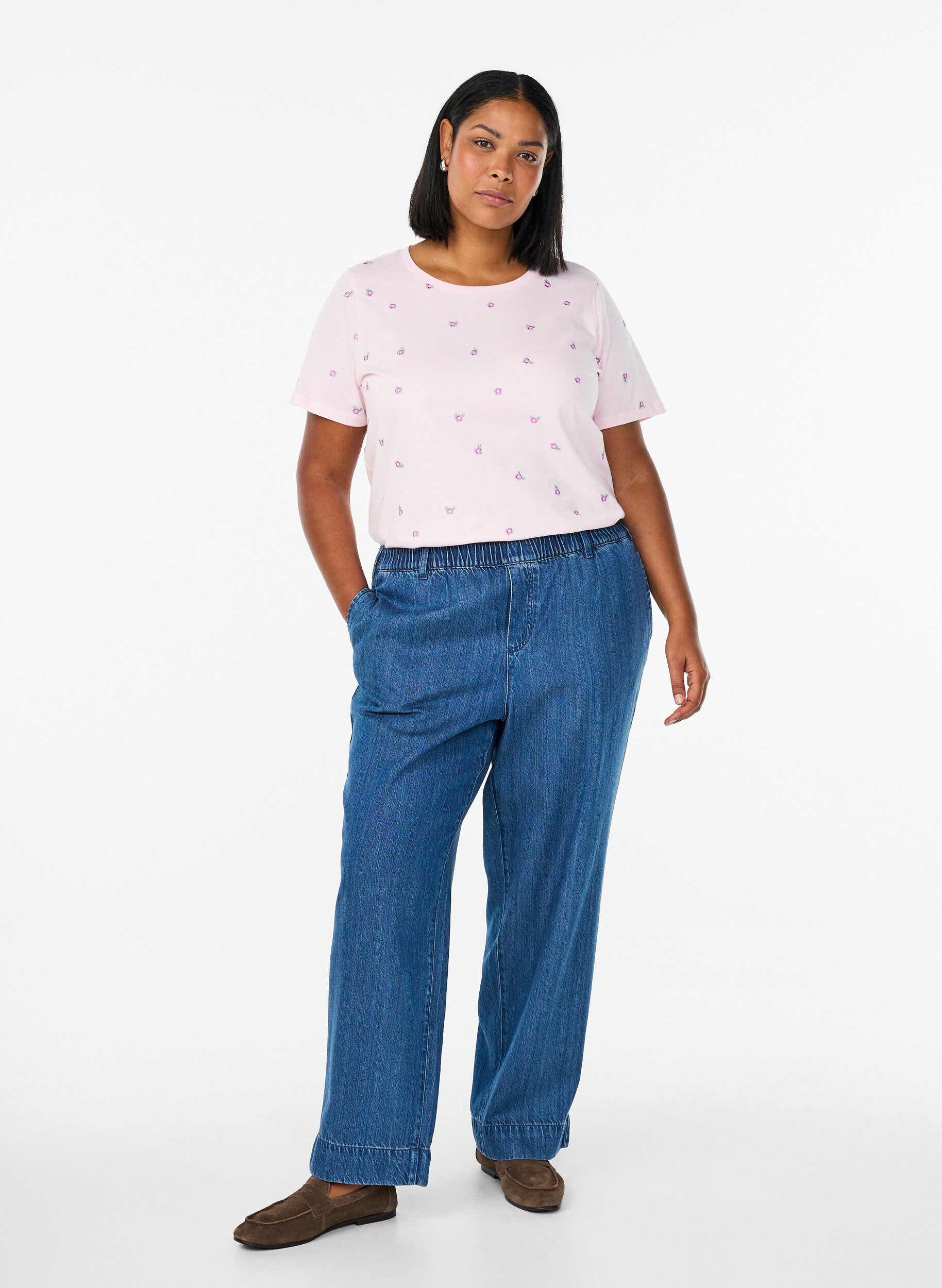 ZizziT-shirt i &oslash;kologisk bomuld med broderede motiver, Lyser&oslash;d, Model image number 1