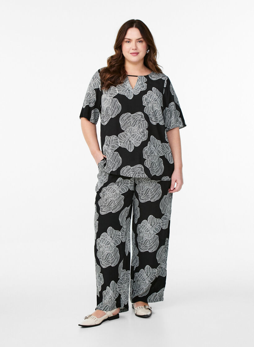 Kortærmet bluse i viskose med print, Sort, Model image number 1