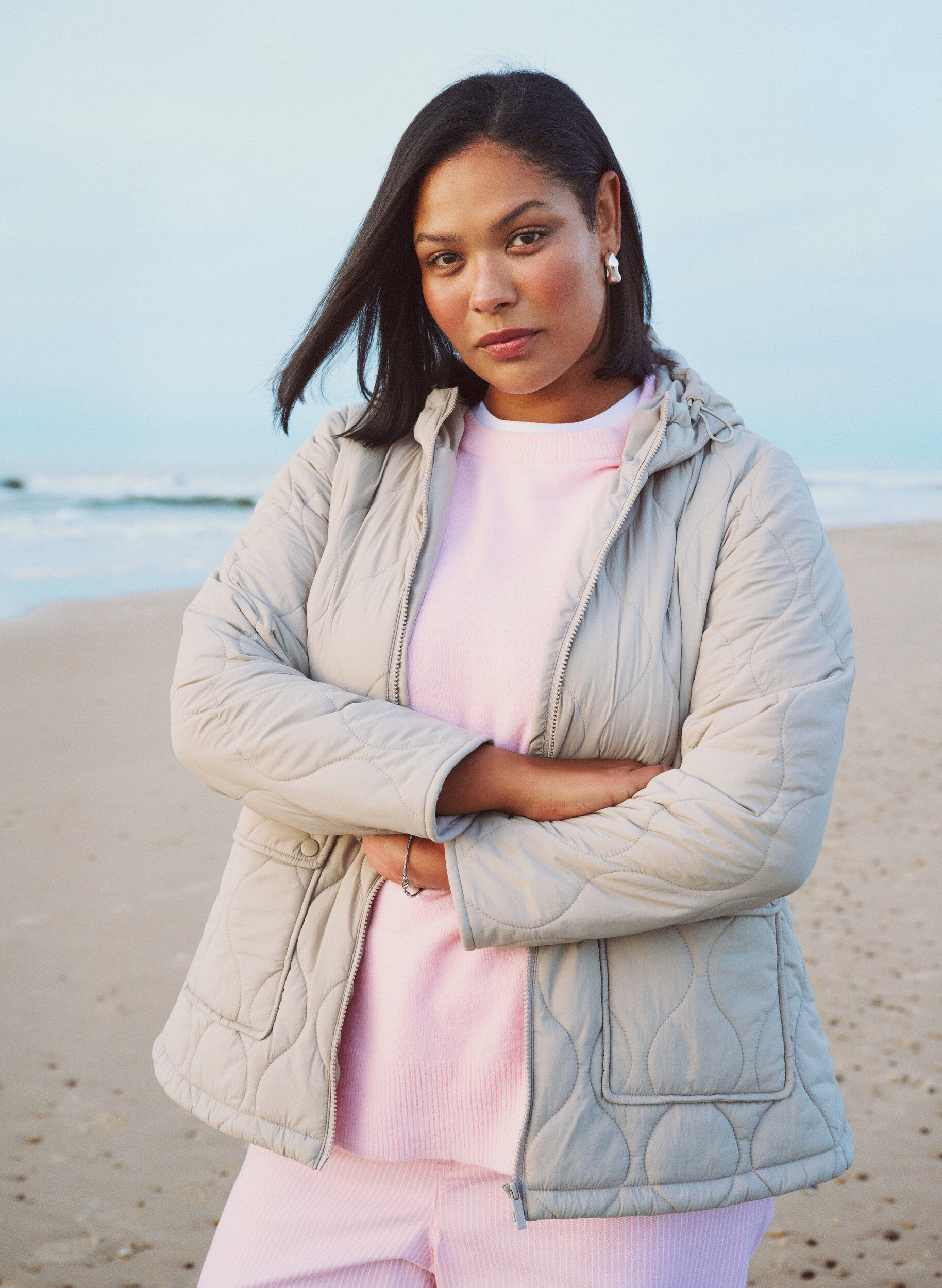 Zizzi Quiltet jakke med h&aelig;tte og lommer, Beige, Image image number 0