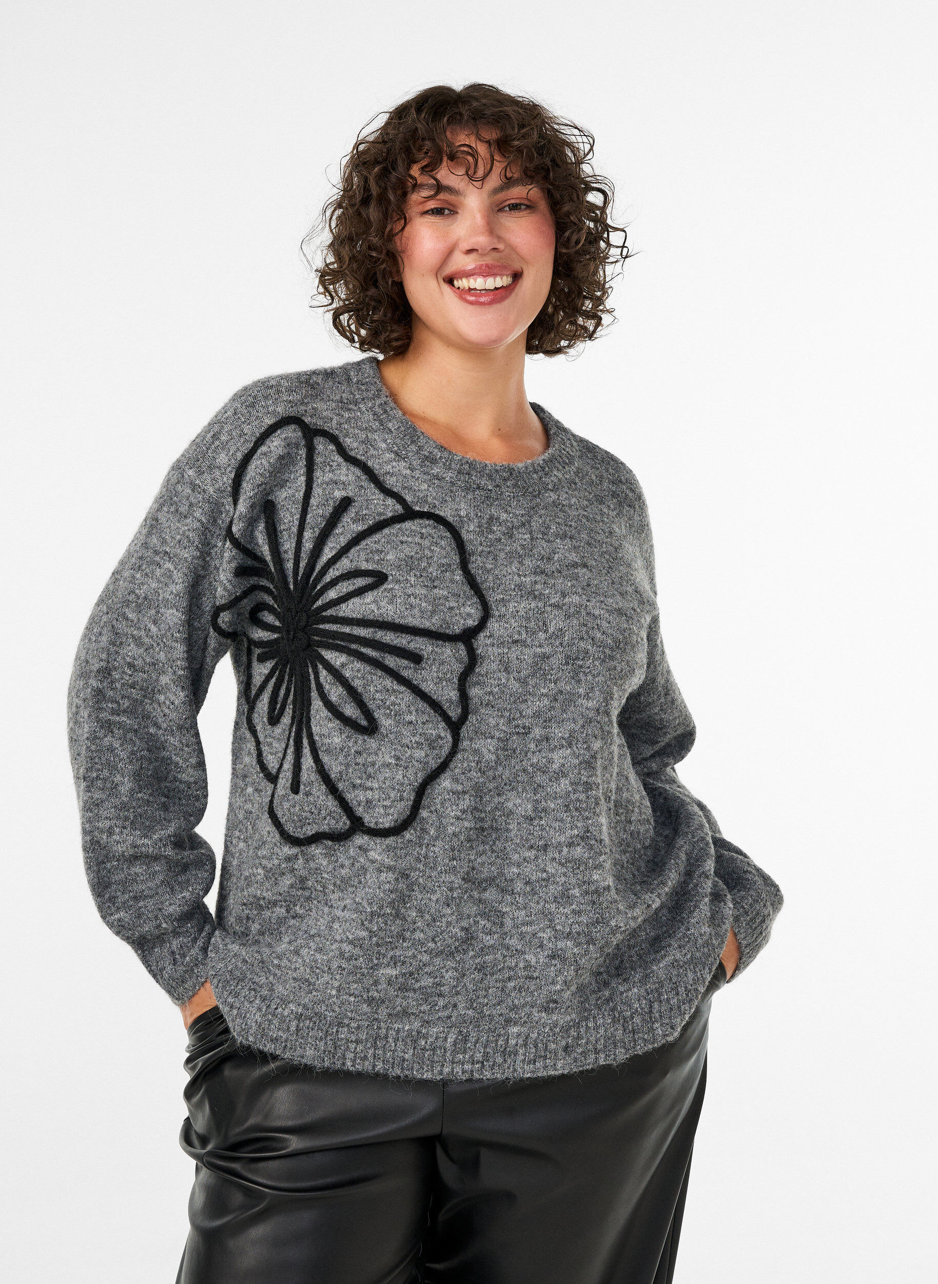ZizziStrikbluse med blomsterapplikation, Gr&aring;, Model image number 0