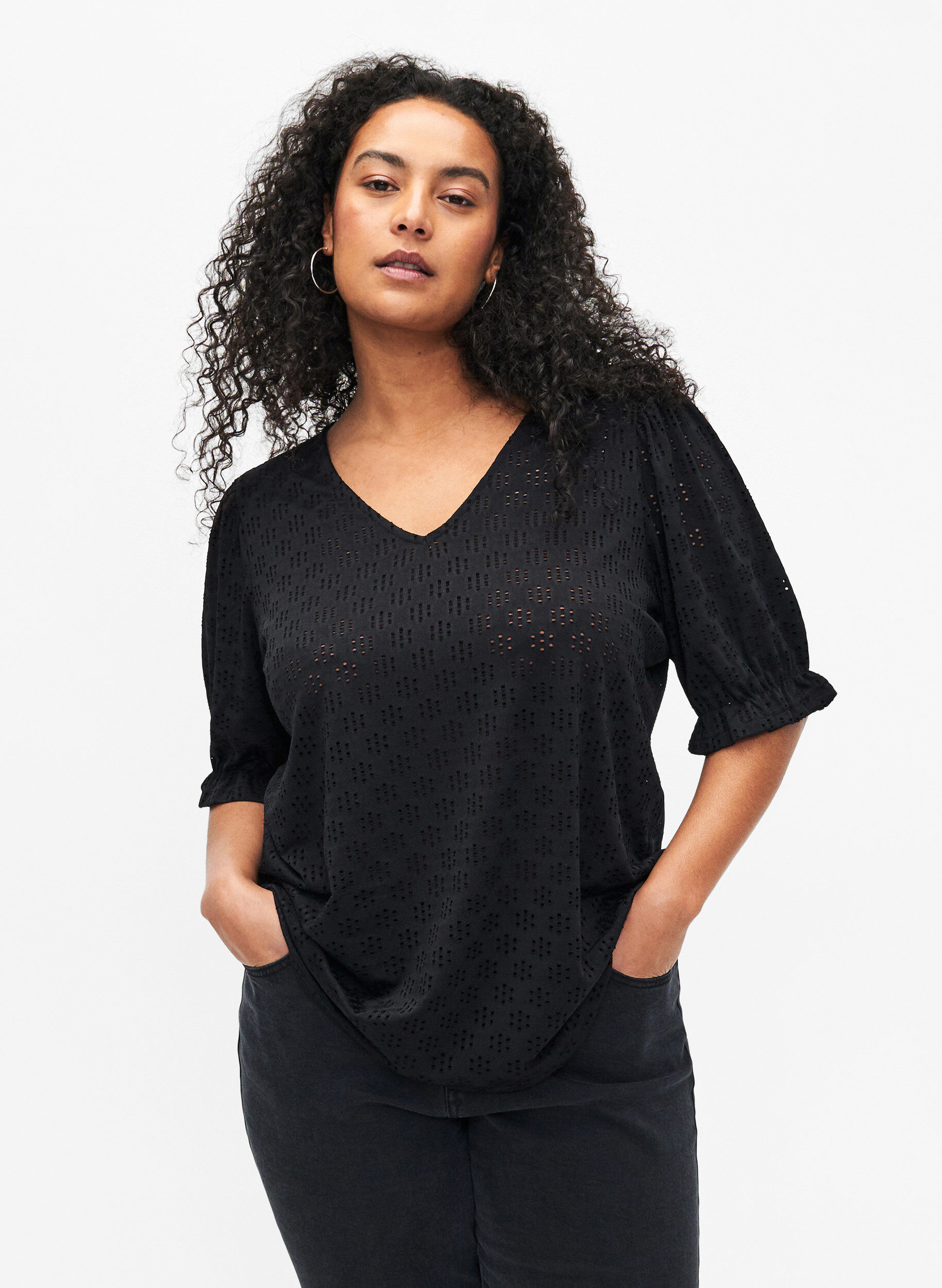 Zizzi V-hals bluse med hulm&oslash;nster, Black, Model image number 0