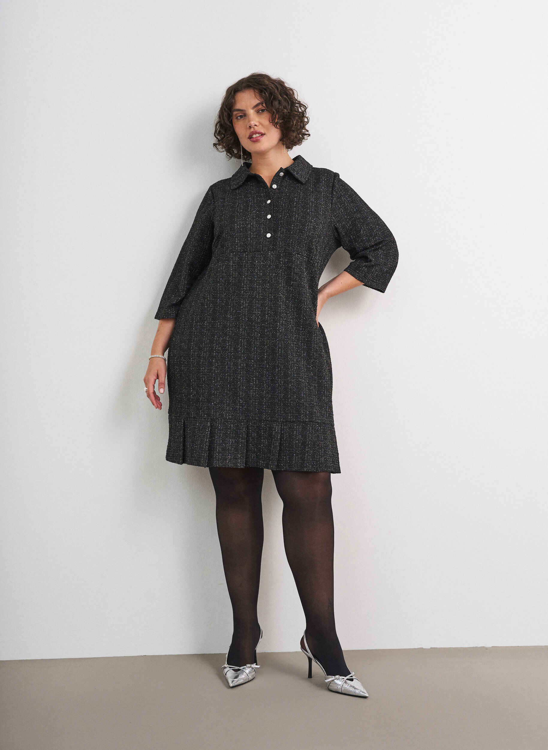 ZizziKort kjole i boucl&eacute; med dekorative knapper, Sort, Model image number 1