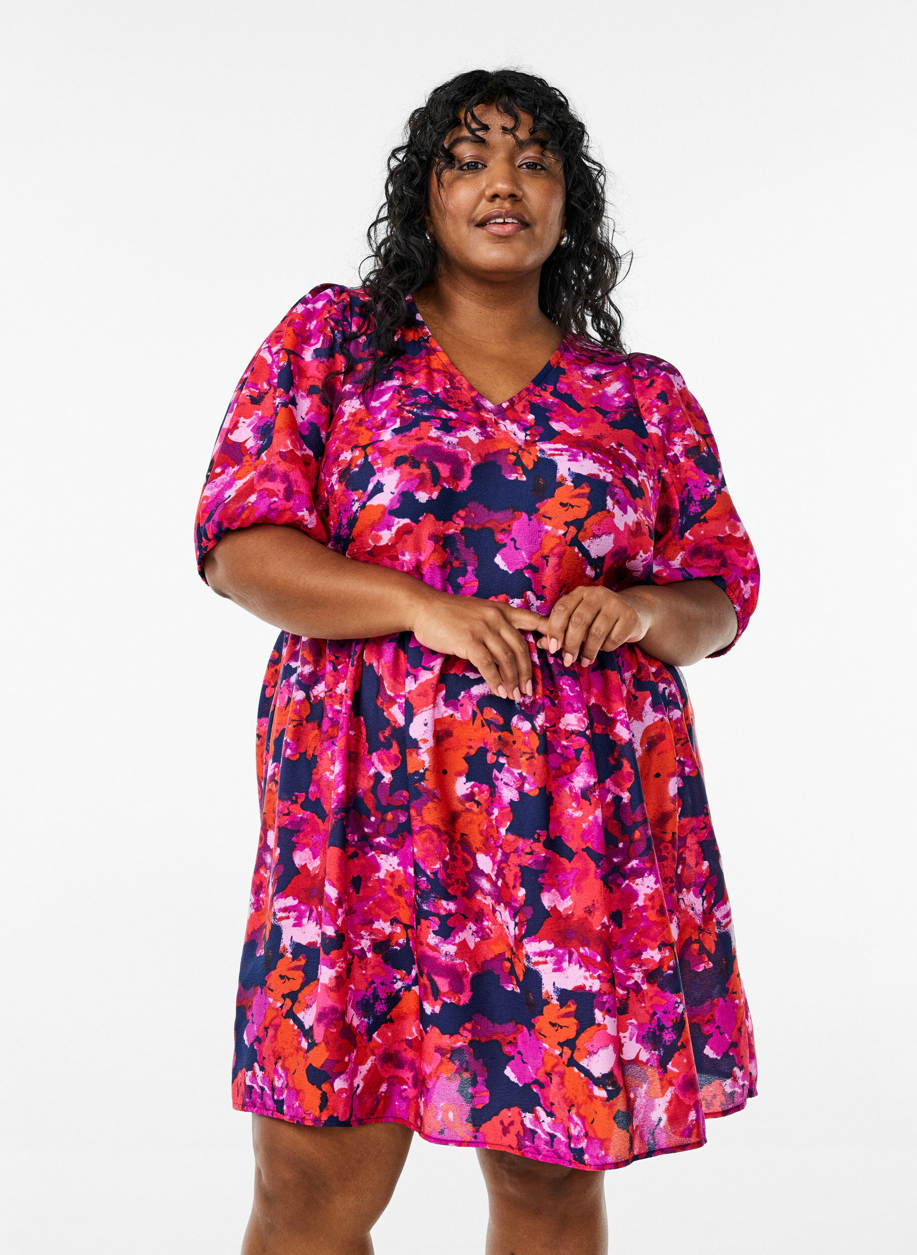 Kort kjole med print og V-hals, Lyser&oslash;d, Model