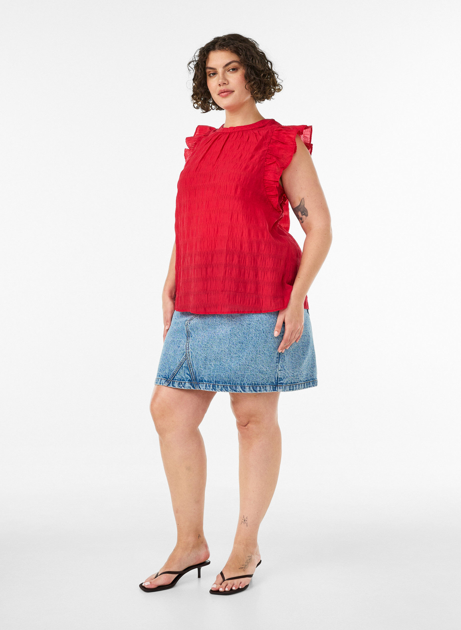 Zizzi&AElig;rmel&oslash;s bluse med struktur og fl&aelig;ser, R&oslash;d, Model image number 1