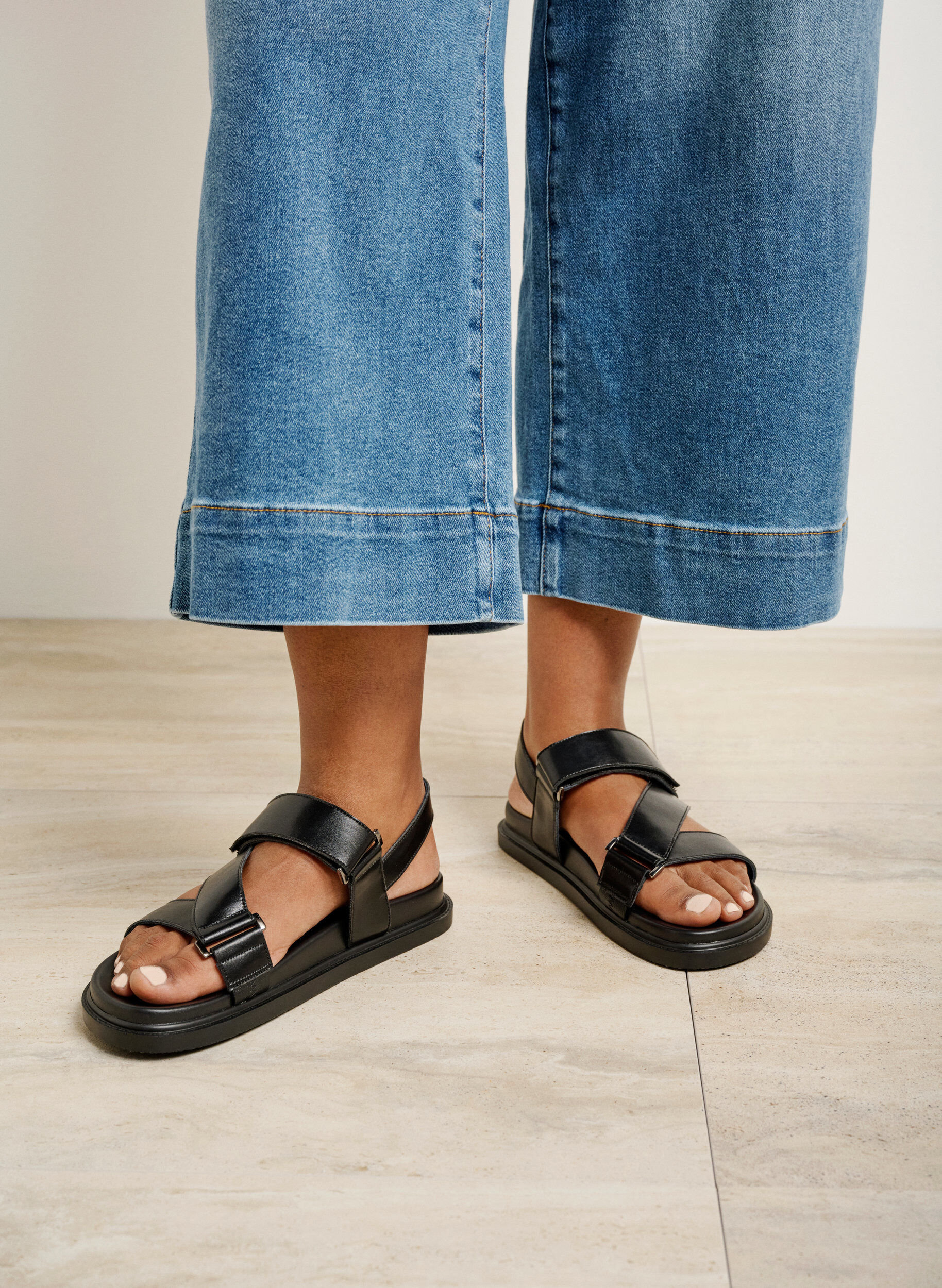 Zizzi Wide fit - L&aelig;dersandal med justerbare stropper, Sort, Image image number 0