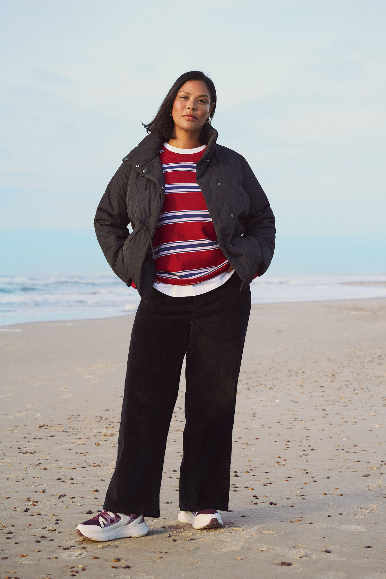 Kort quiltet jakke med sl&oslash;jfer, , Model