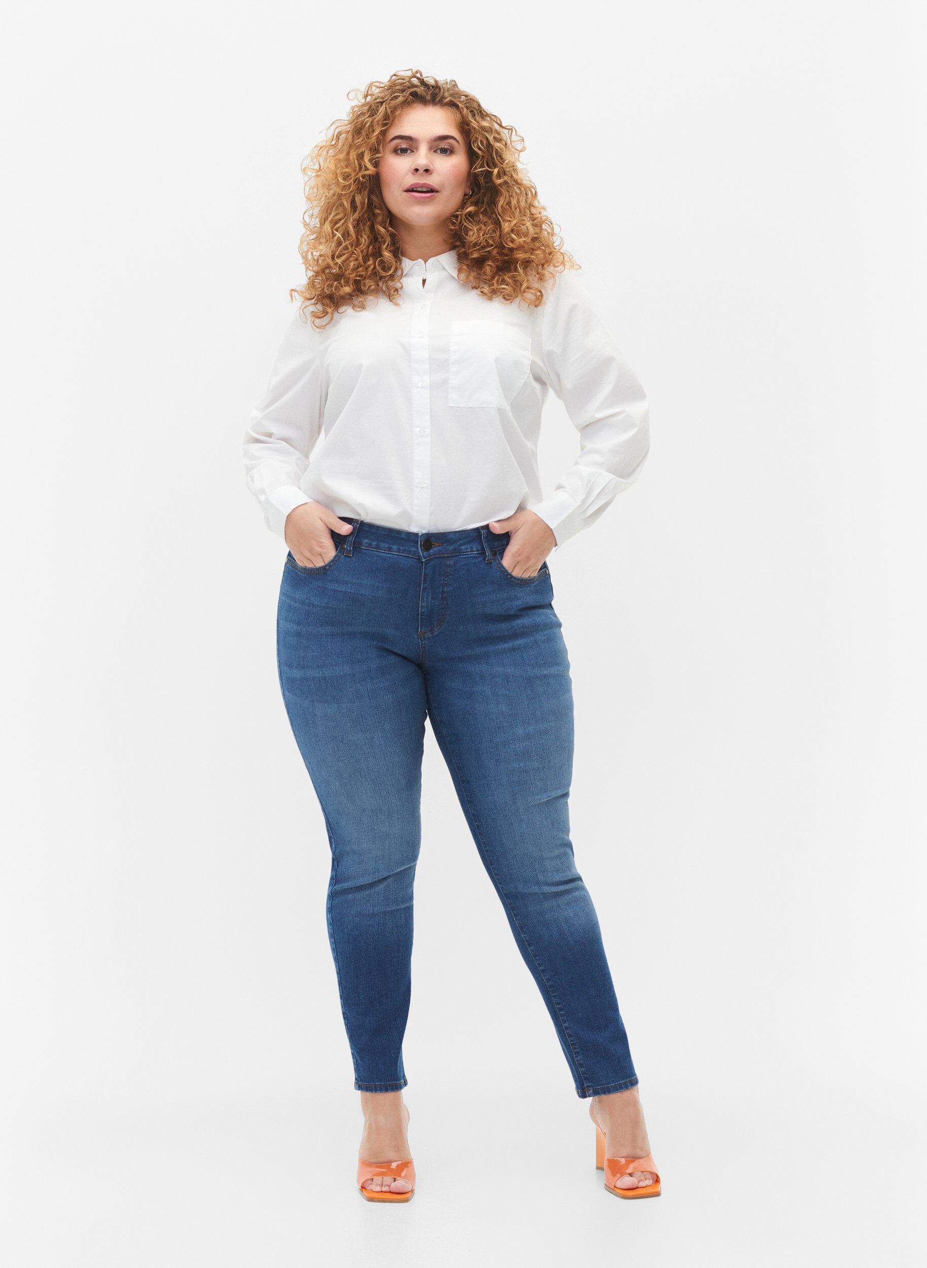 Zizzi Emily jeans med normal talje og slim fit, Blue denim, Model image number 0