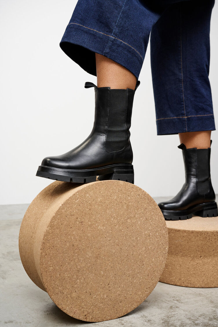 Wide fit - Læderstøvle med elastik , Black, Model image number 1