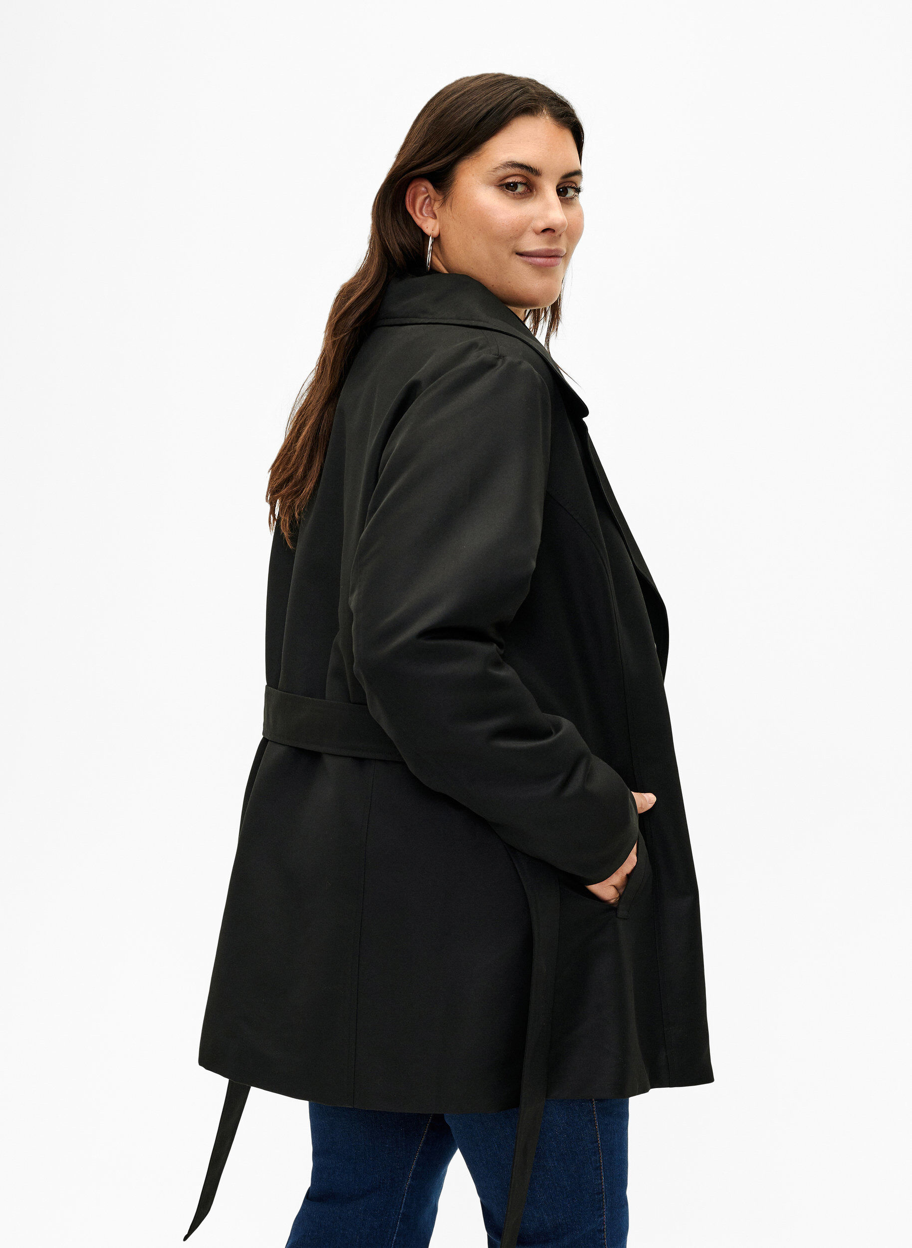 Zizzi Kort trenchcoat med b&aelig;lte, Sort, Model image number 2