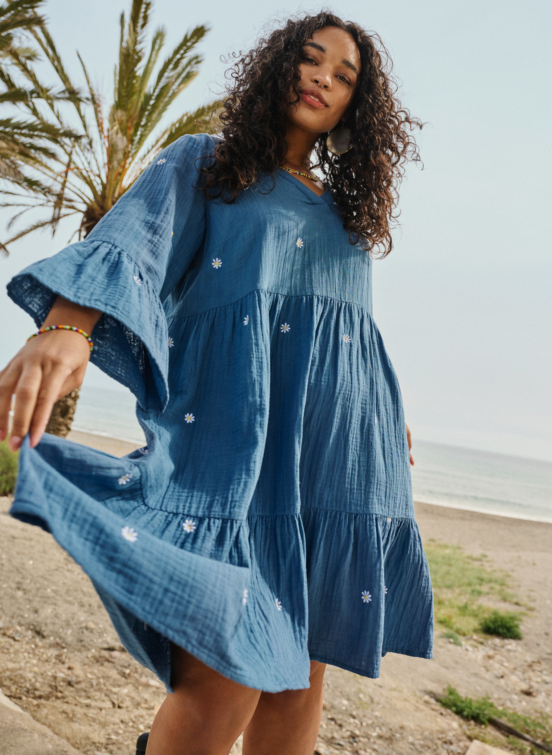 Zizzi Kjole i bl&oslash;d bomuld med broderede blomster, Blue Horizon Daisy, Image image number 0