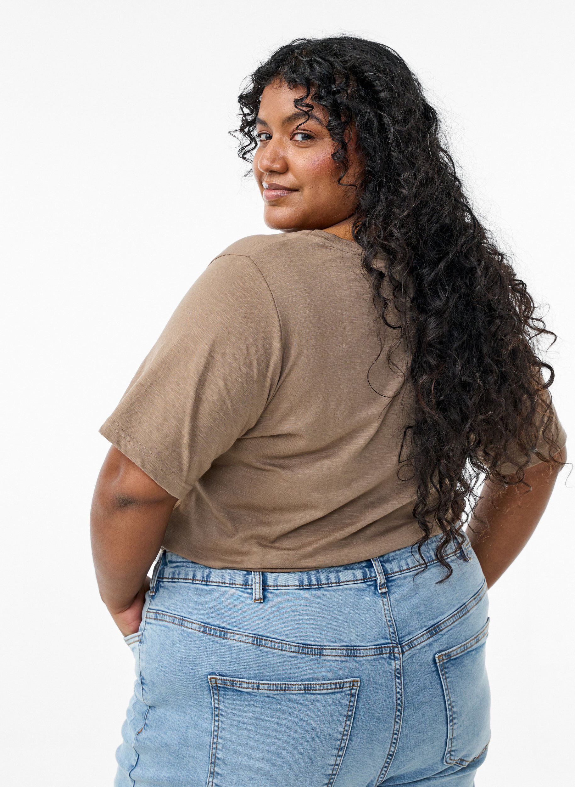 Zizzi Kort&aelig;rmet basis t-shirt med v-hals, Brun, Model image number 2