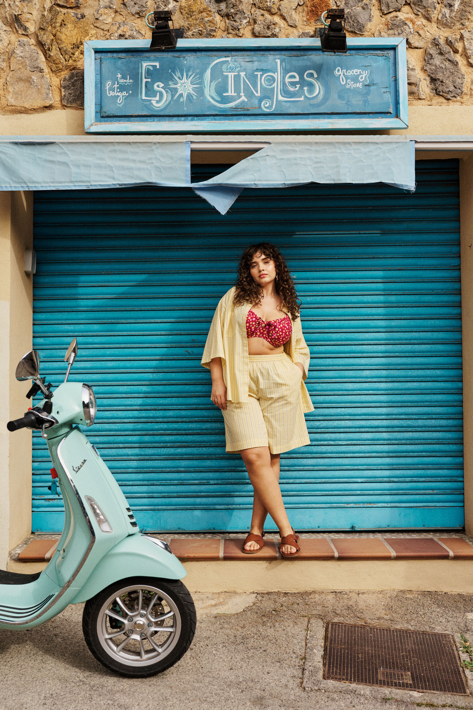 ZizziSolrig feriestemning med farver, , Model