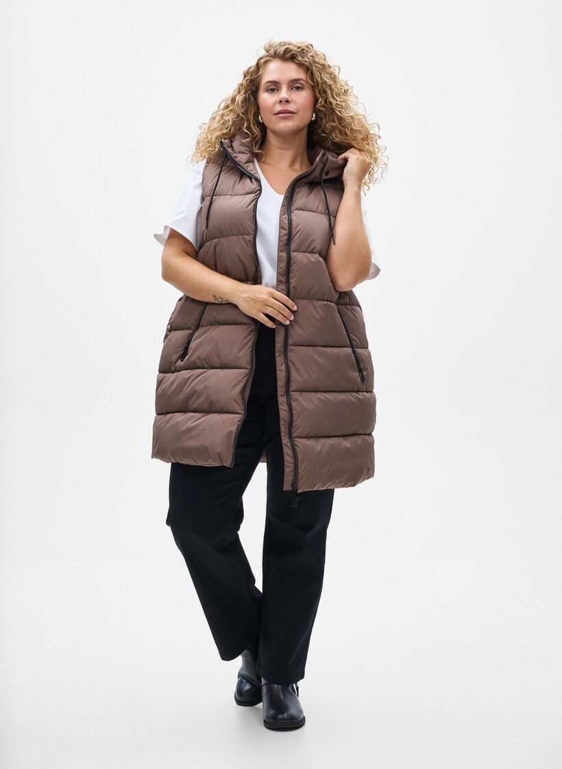 Lang vest med h&aelig;tte og lommer, Brun, Model image number 1