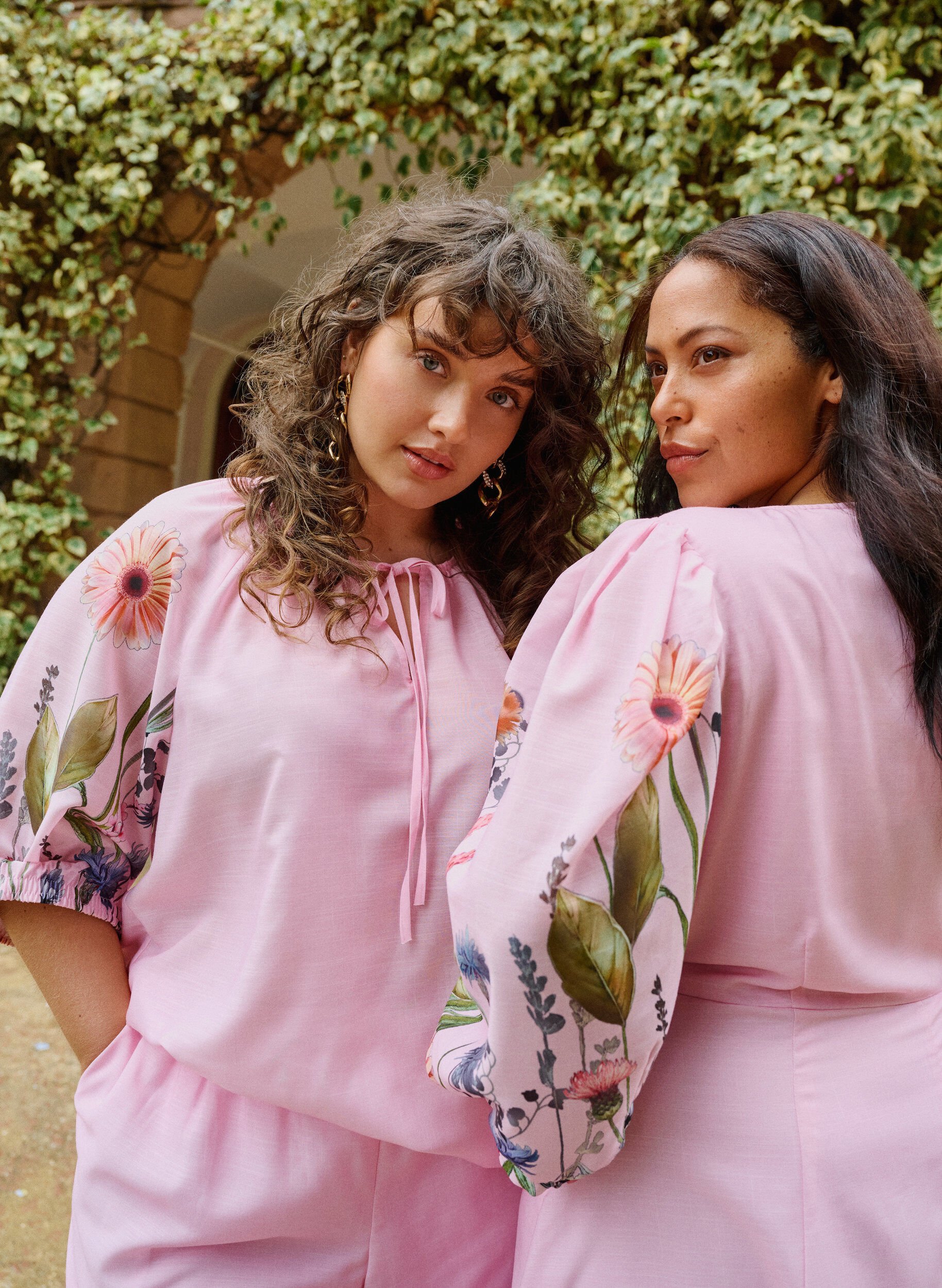 Zizzi Bluse med bindeb&aring;nd og blomsterprint p&aring; &aelig;rmerne, Lyser&oslash;d, Image image number 0