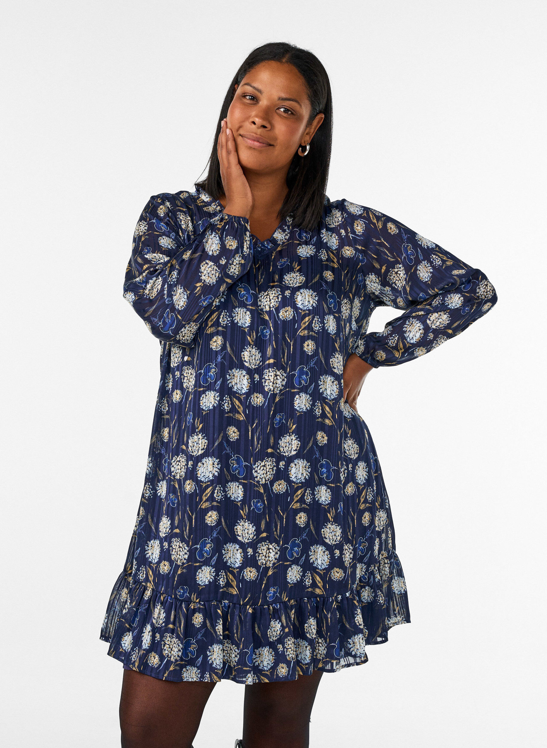 ZizziM&oslash;nstret kjole med fl&aelig;ser og lange &aelig;rmer, Bl&aring;, Model image number 0