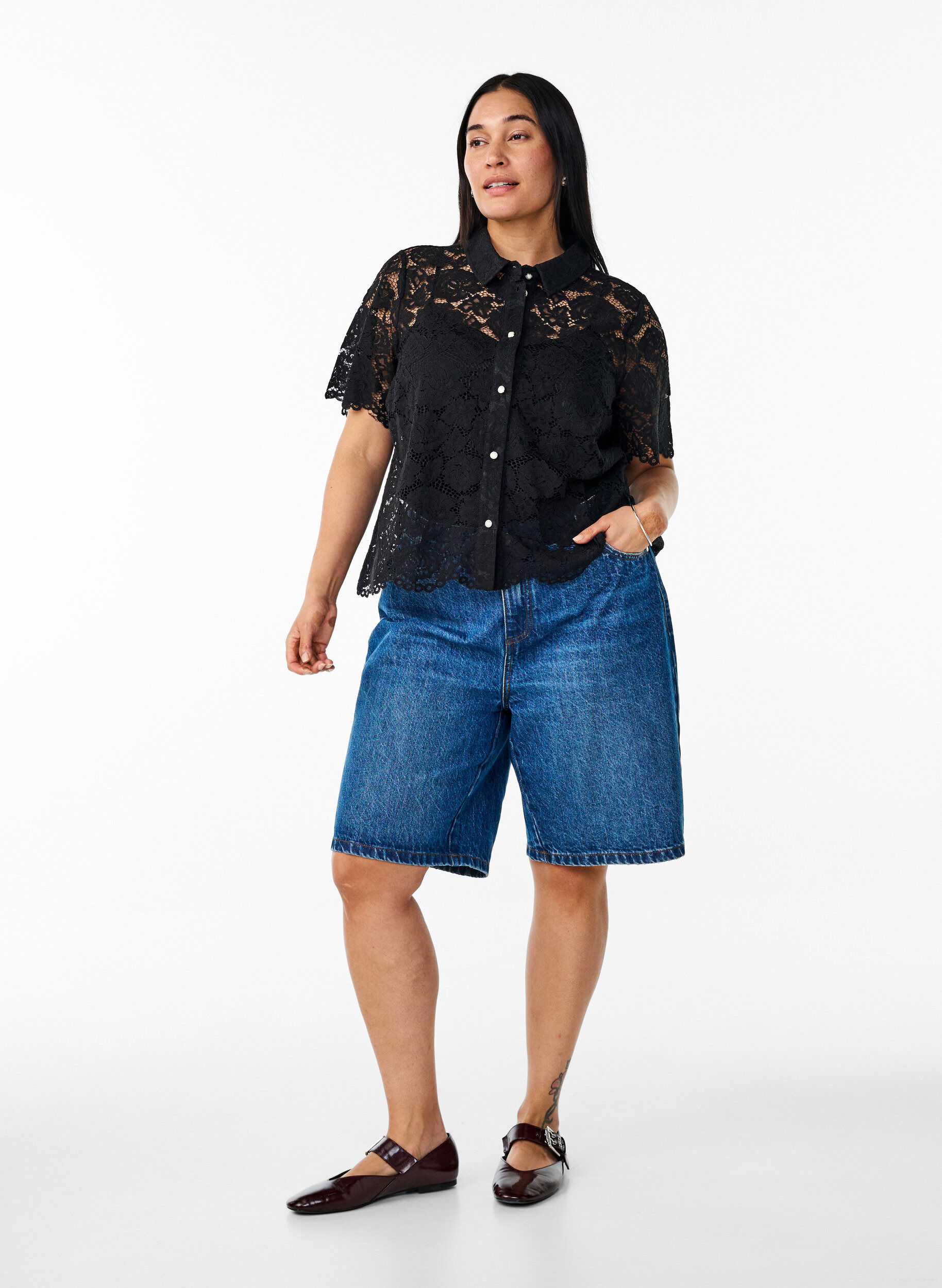 Zizzi Skjortebluse i blonde med perleknapper, Sort, Model image number 1