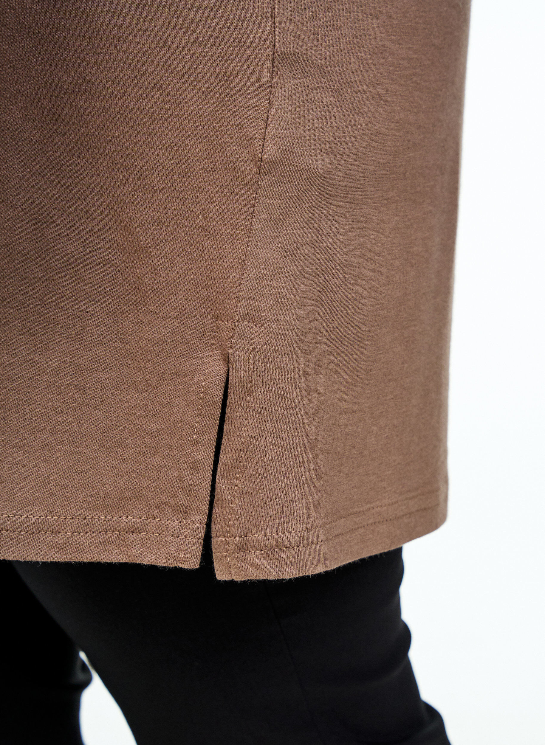 Zizzi Ensfarvet oversize t-shirt med v-hals, Brun, Model image number 3