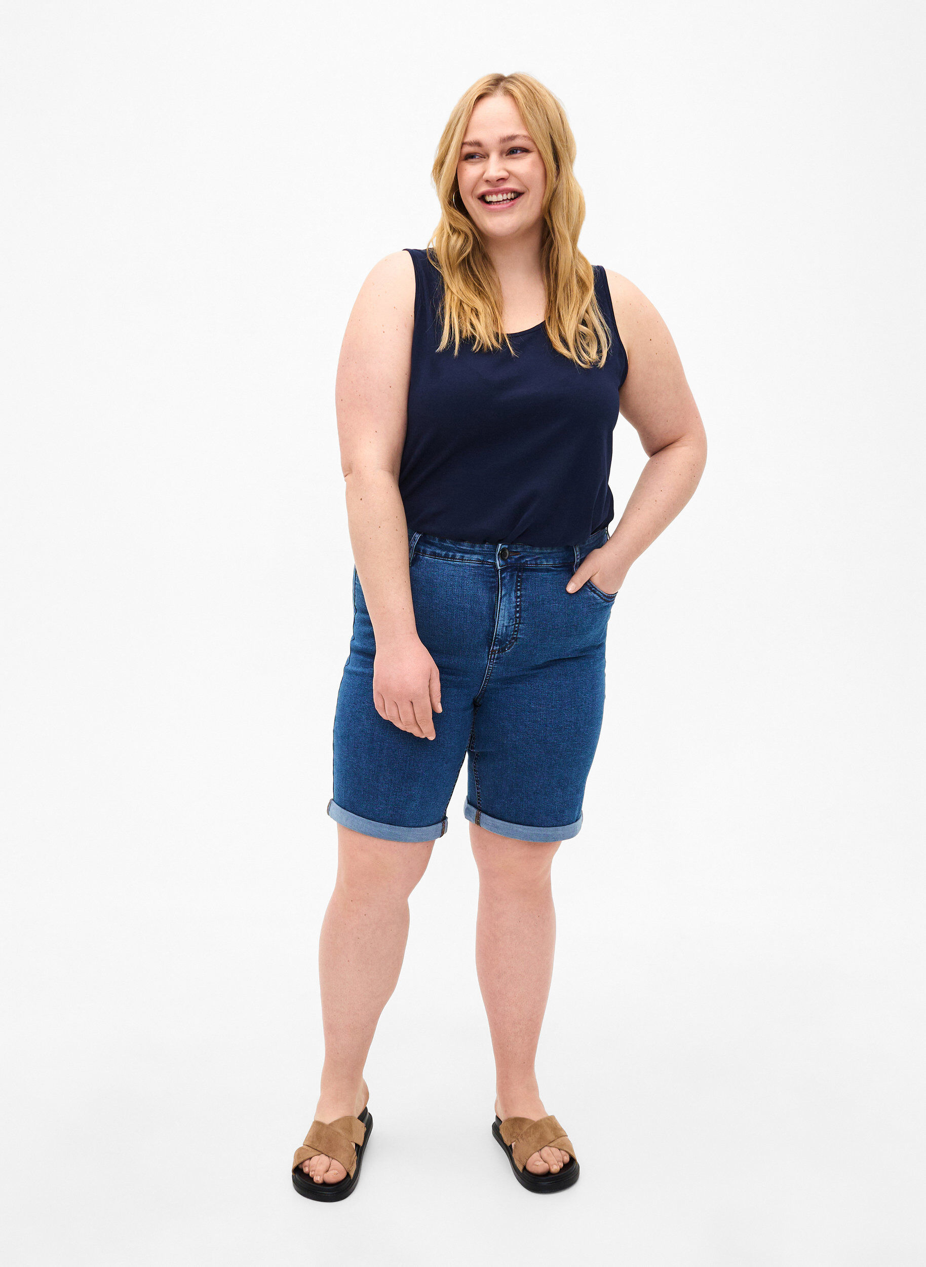 Zizzi T&aelig;tsiddende denimshorts med h&oslash;j talje, Blue Denim, Model image number 3