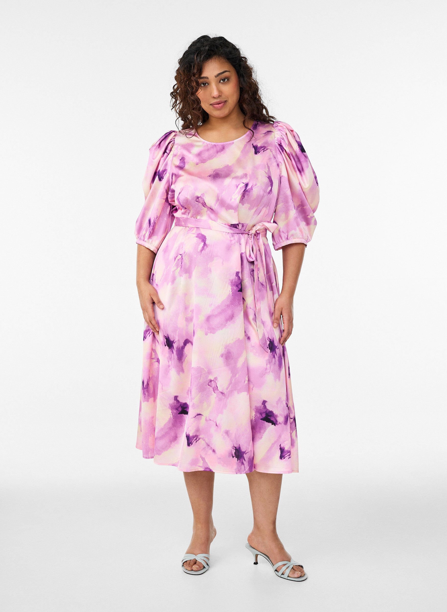 Kort&aelig;rmet festkjole med bindeb&aring;nd, Lilla, Model