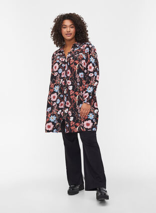 Blomstret skjorte tunika i viskose, Black Flower AOP, Model image number 2
