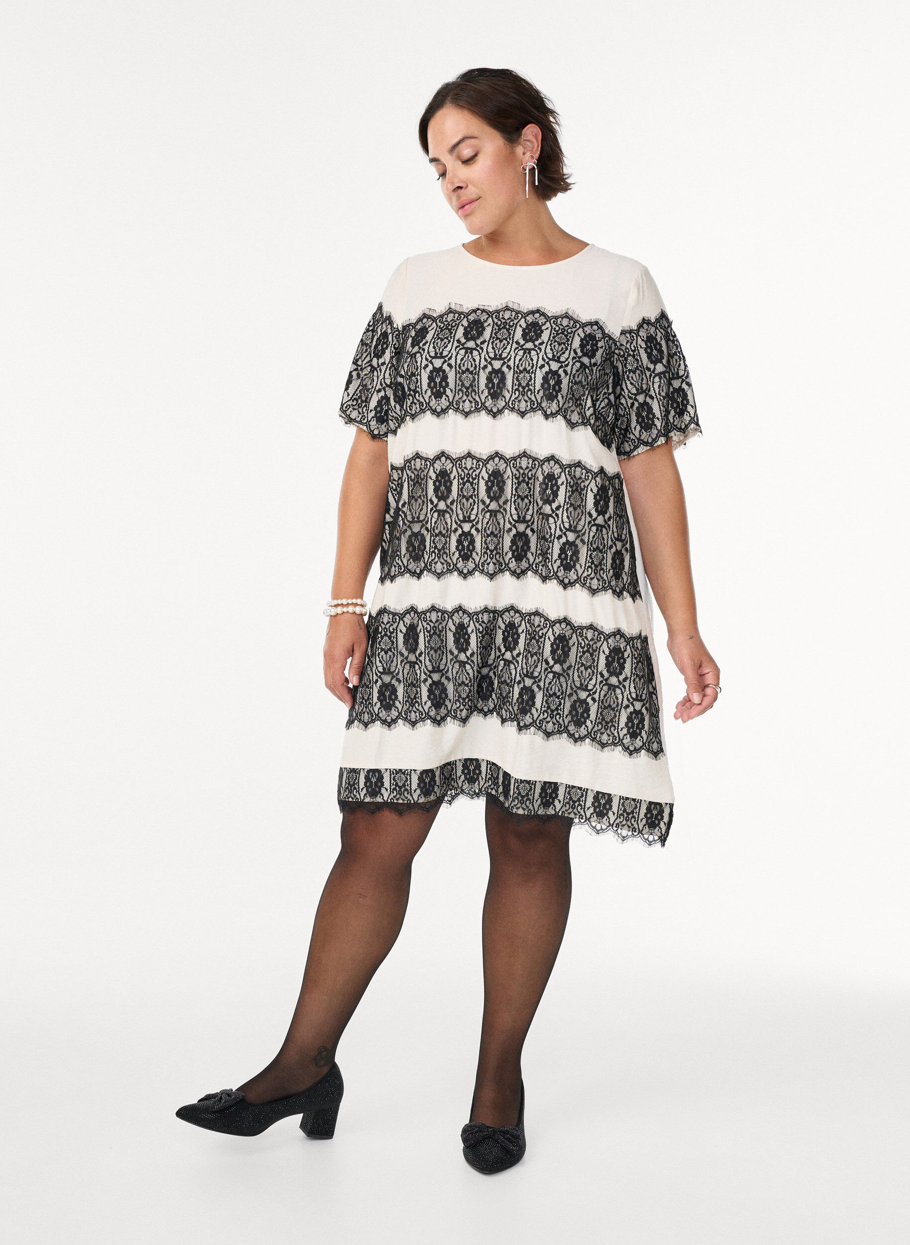 Zizzi Kort kjole med kontrastfarvede blondepaneler, Beige, Model image number 1