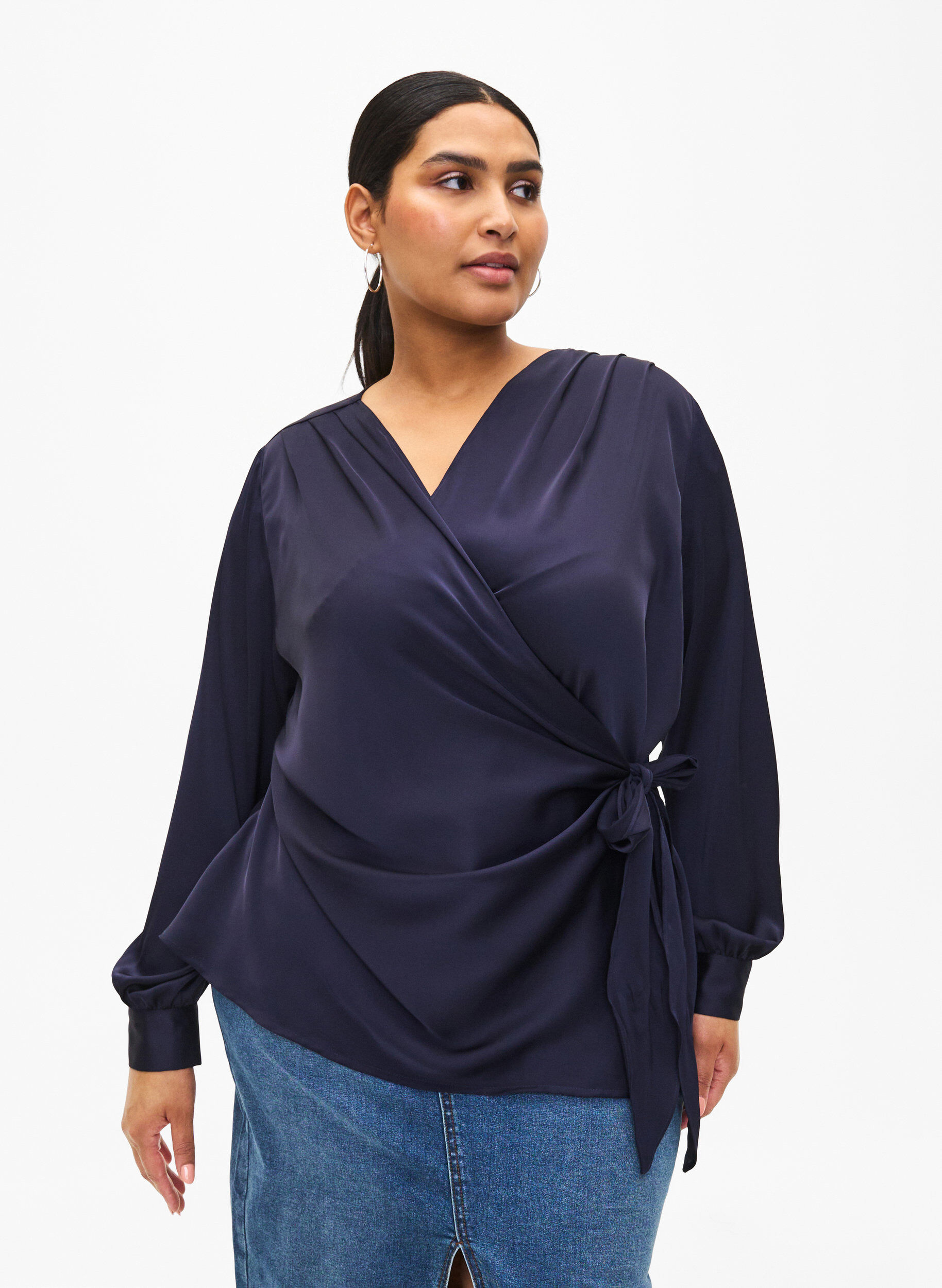 Zizzi Festbluse i satin med wrap, Night Sky, Model image number 0
