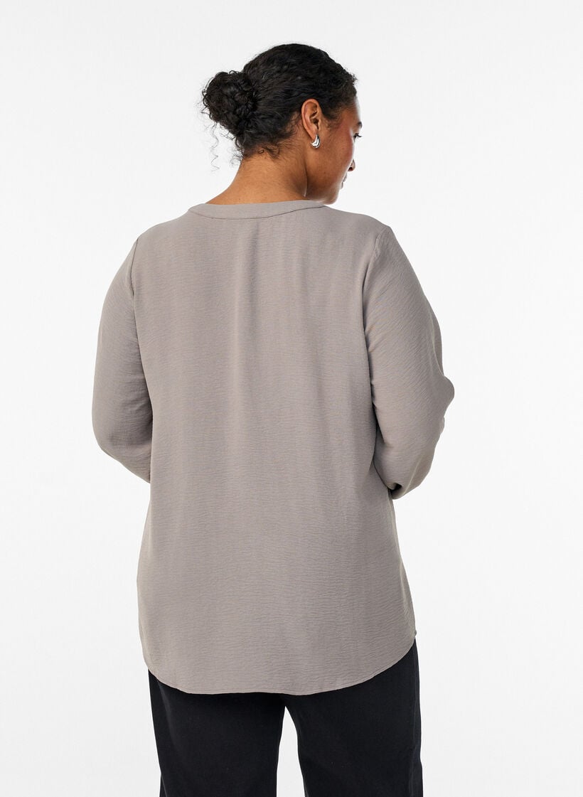 Bluse med smock manchetter og V-udsk&aelig;ring, Beige, Model image number 2