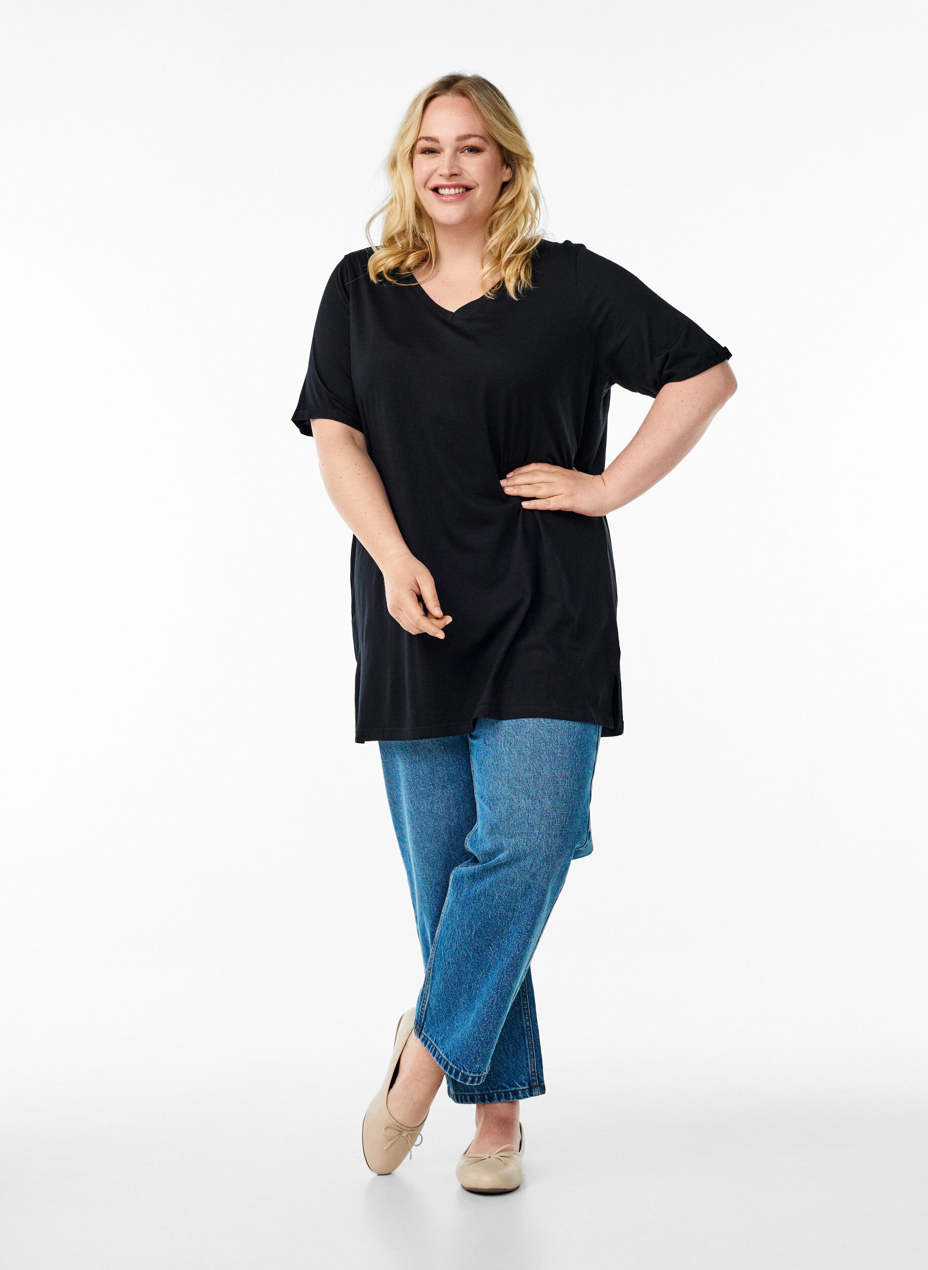 Zizzi Ensfarvet oversize t-shirt med v-hals, Sort, Model image number 1