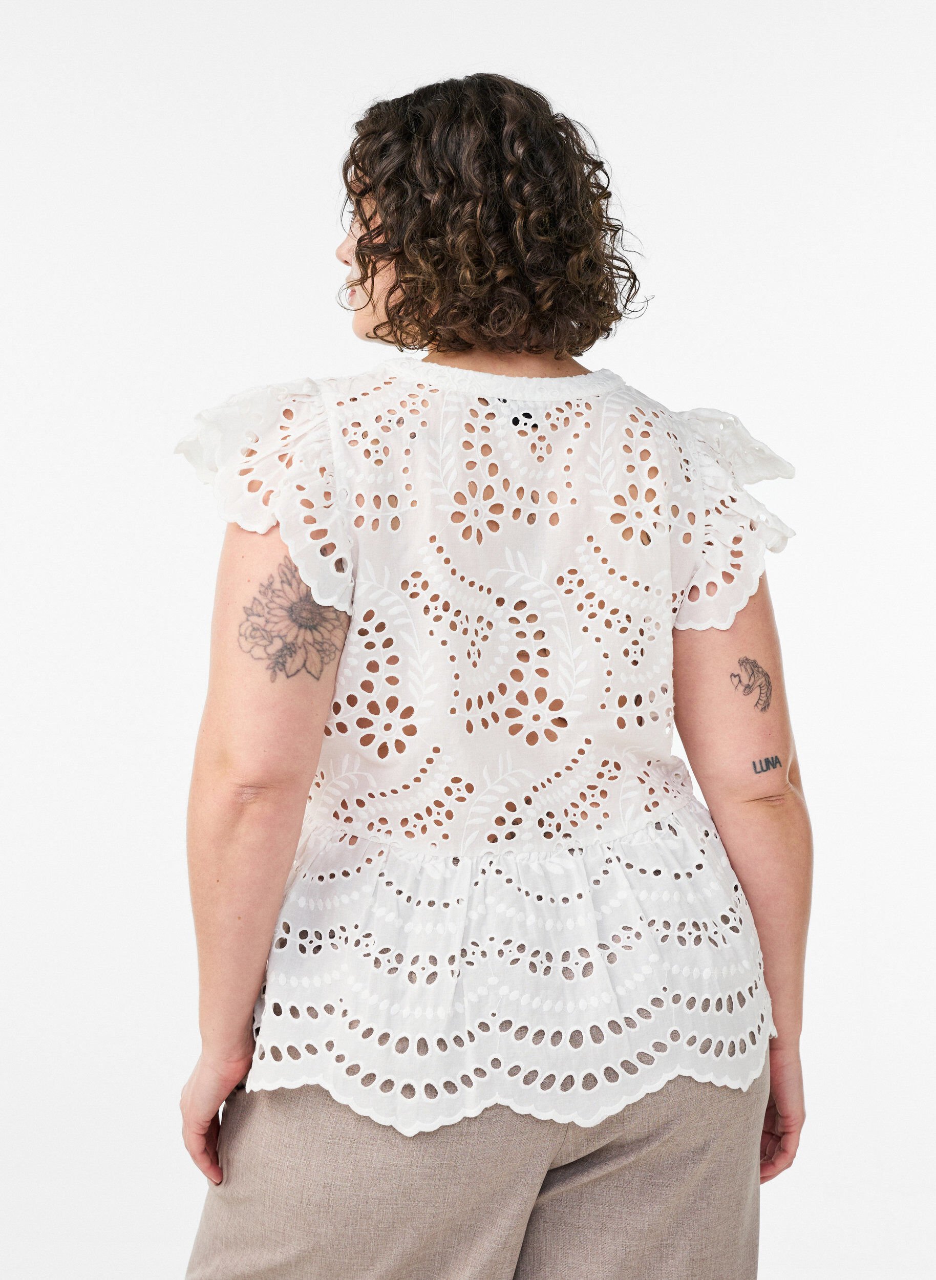 Zizzi &AElig;rmel&oslash;s bluse i broderie anglaise med fl&aelig;ser, Hvid, Model image number 2